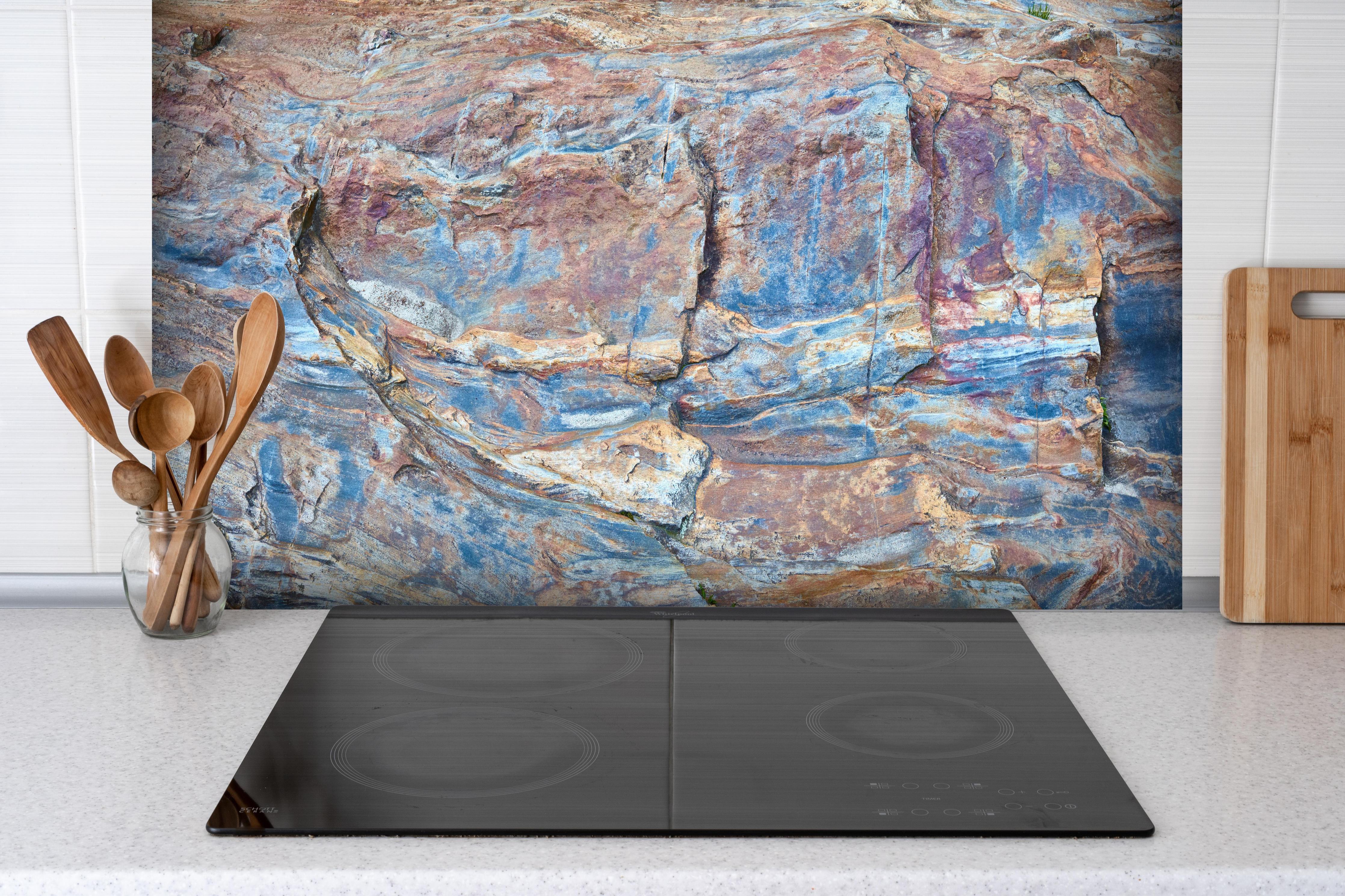 Spritzschutz - Nahaufnahme Verzasca River hinter einem Cerankochfeld zwischen Holz-Kochutensilien
