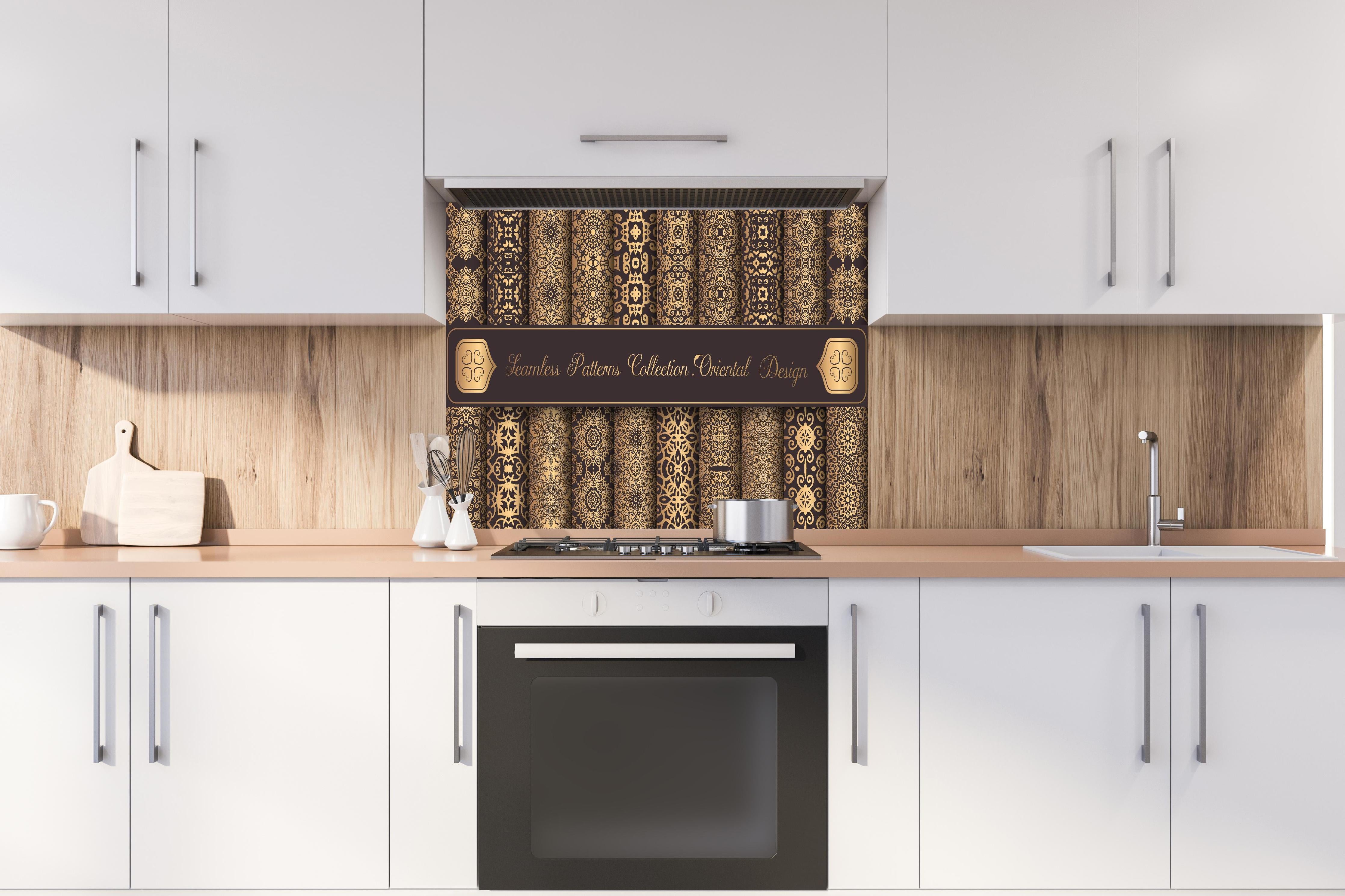 Spritzschutz - Nahtlose Muster mit goldenen Ornamenten hinter einem Cerankochfeld zwischen Holz-Kochutensilien
