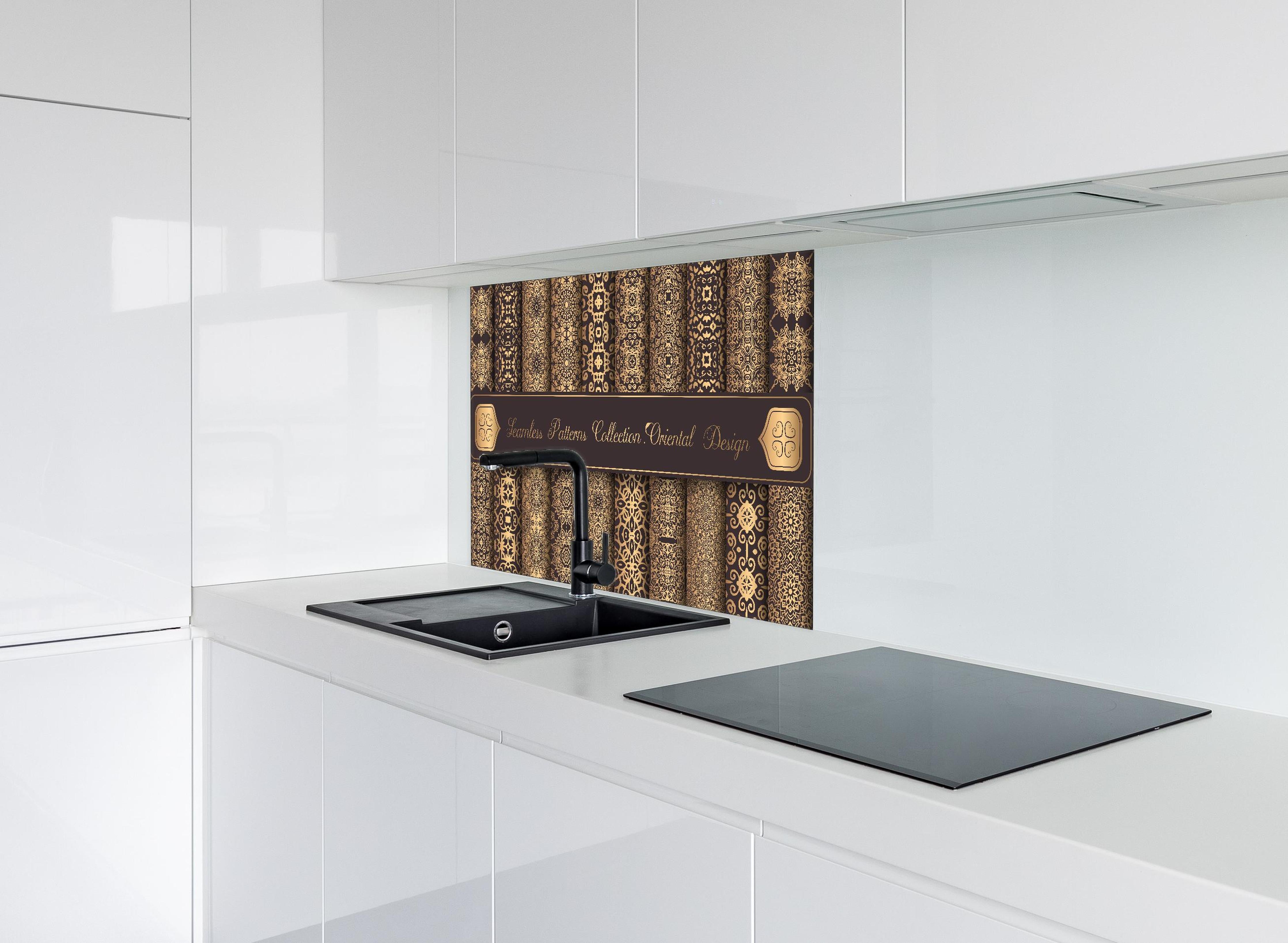 Spritzschutz - Nahtlose Muster mit goldenen Ornamenten hinter einem Cerankochfeld zwischen Holz-Kochutensilien
