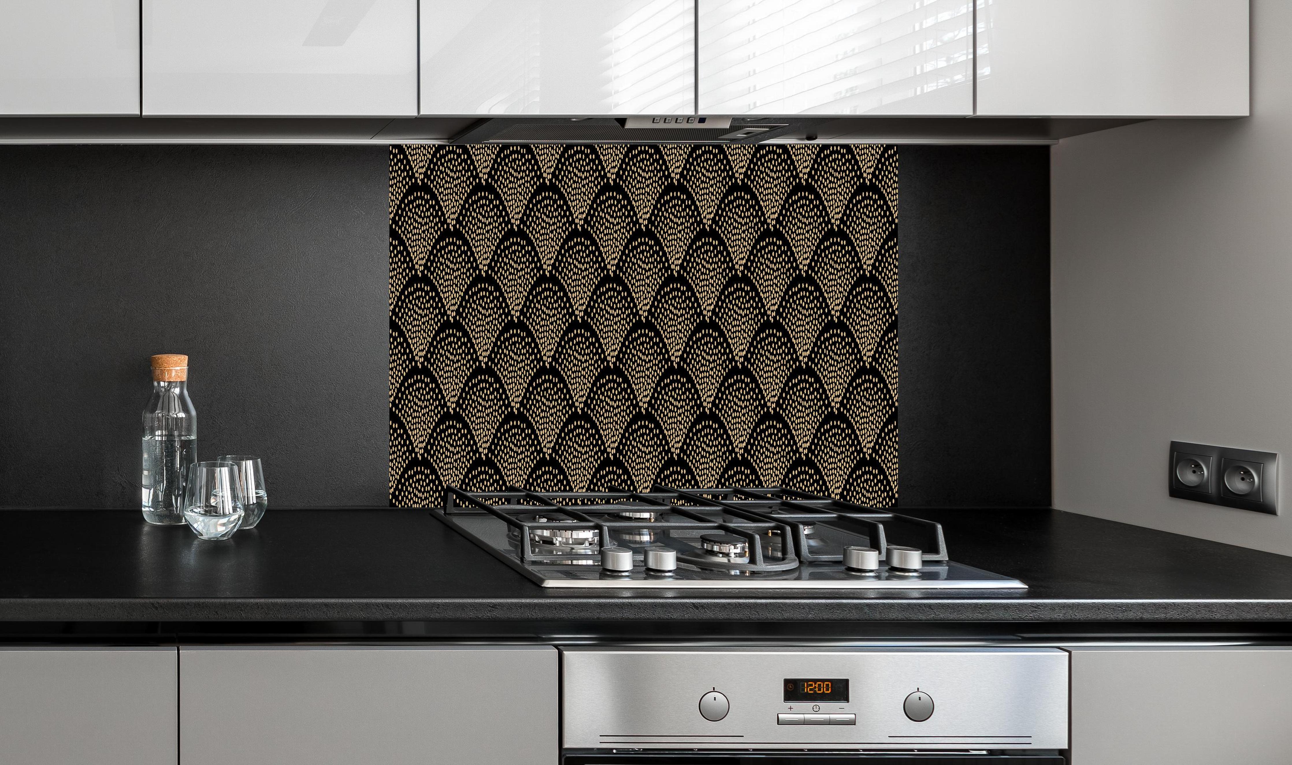 Spritzschutz - Nahtloses Muster in Schwarz und Hellbraun hinter einem Cerankochfeld zwischen Holz-Kochutensilien
