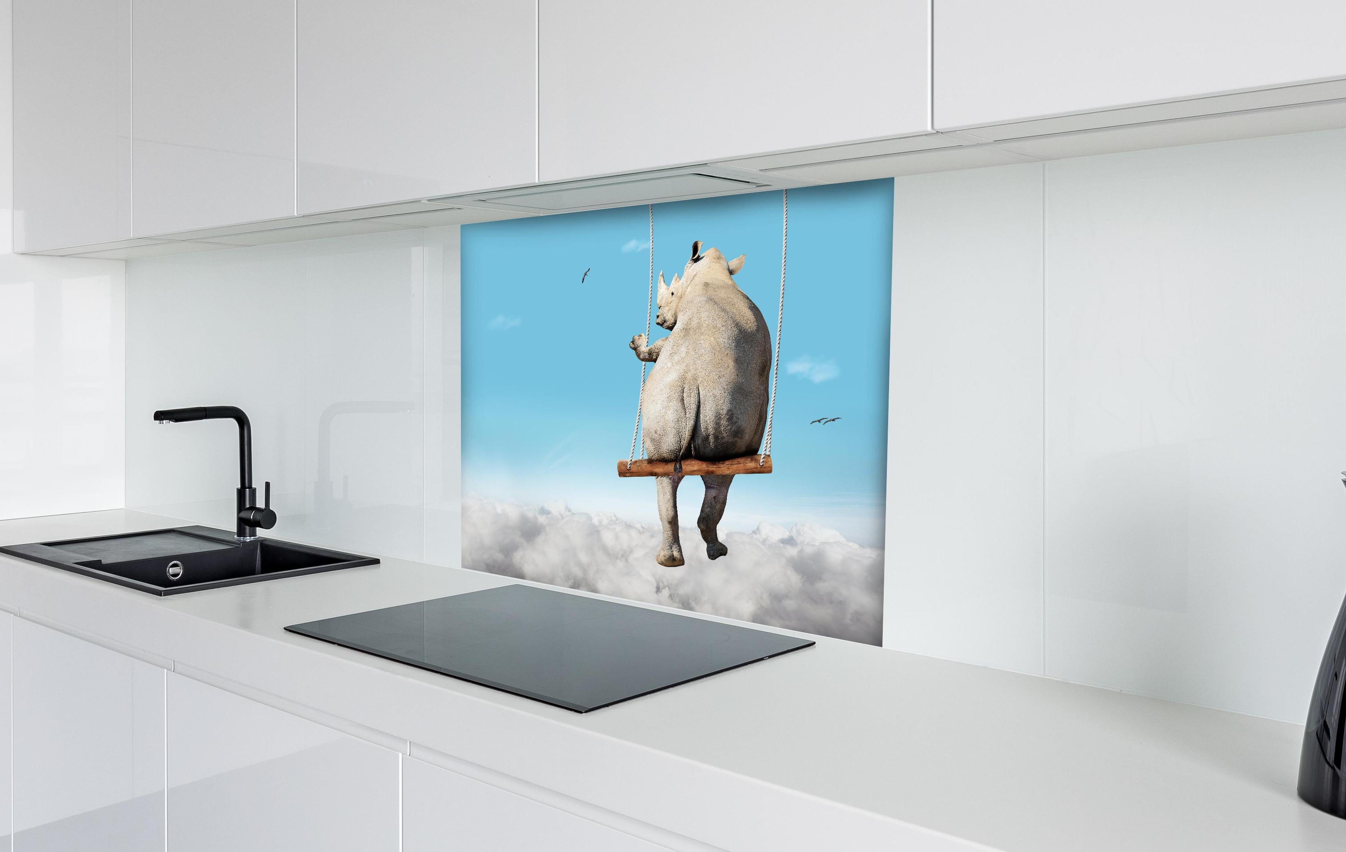 Spritzschutz - Nashorn schaukelt über den Wolken hinter einem Cerankochfeld zwischen Holz-Kochutensilien
