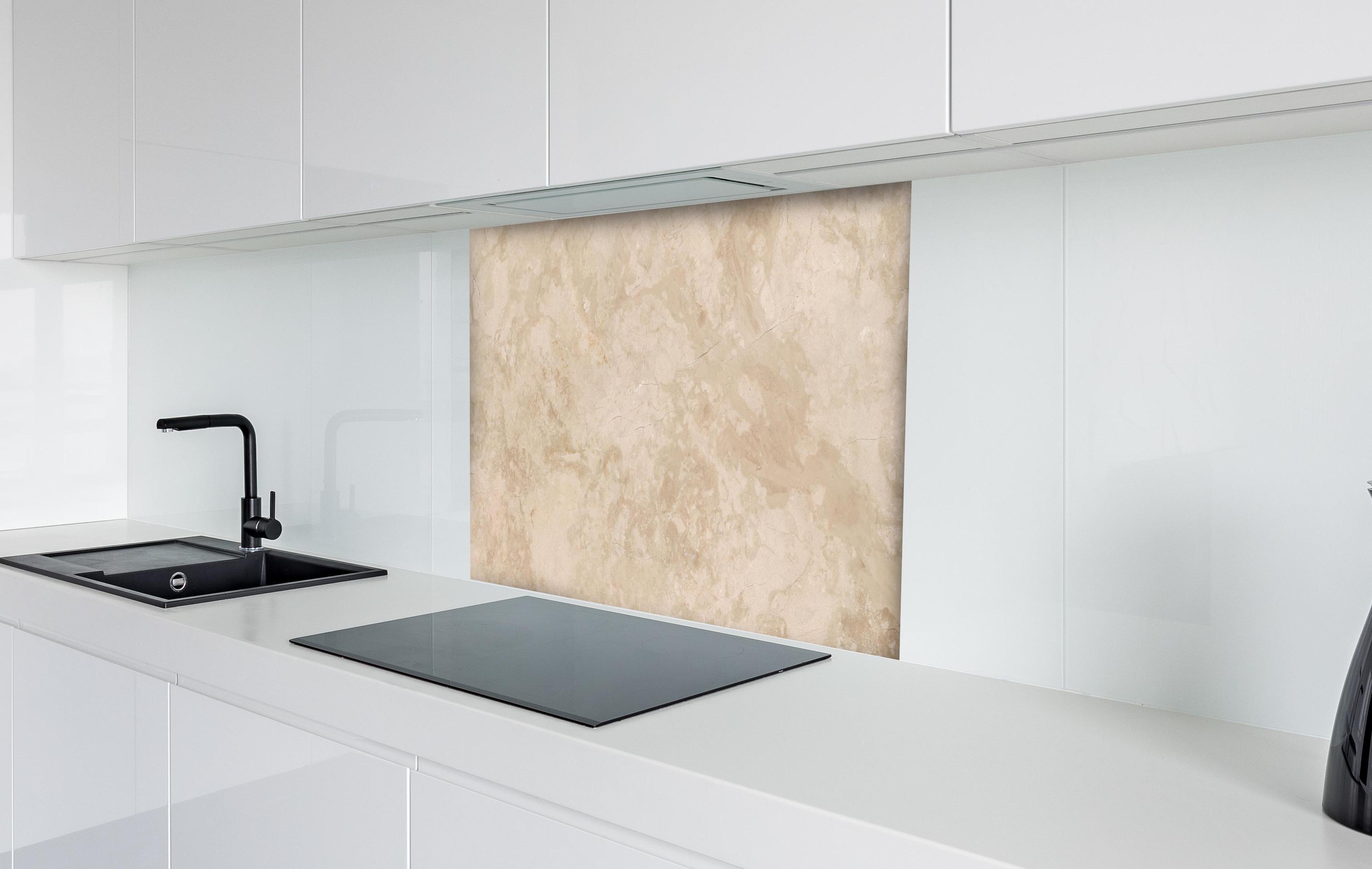 Spritzschutz - Natürliche Beige Marmor Textur hinter einem Cerankochfeld zwischen Holz-Kochutensilien

