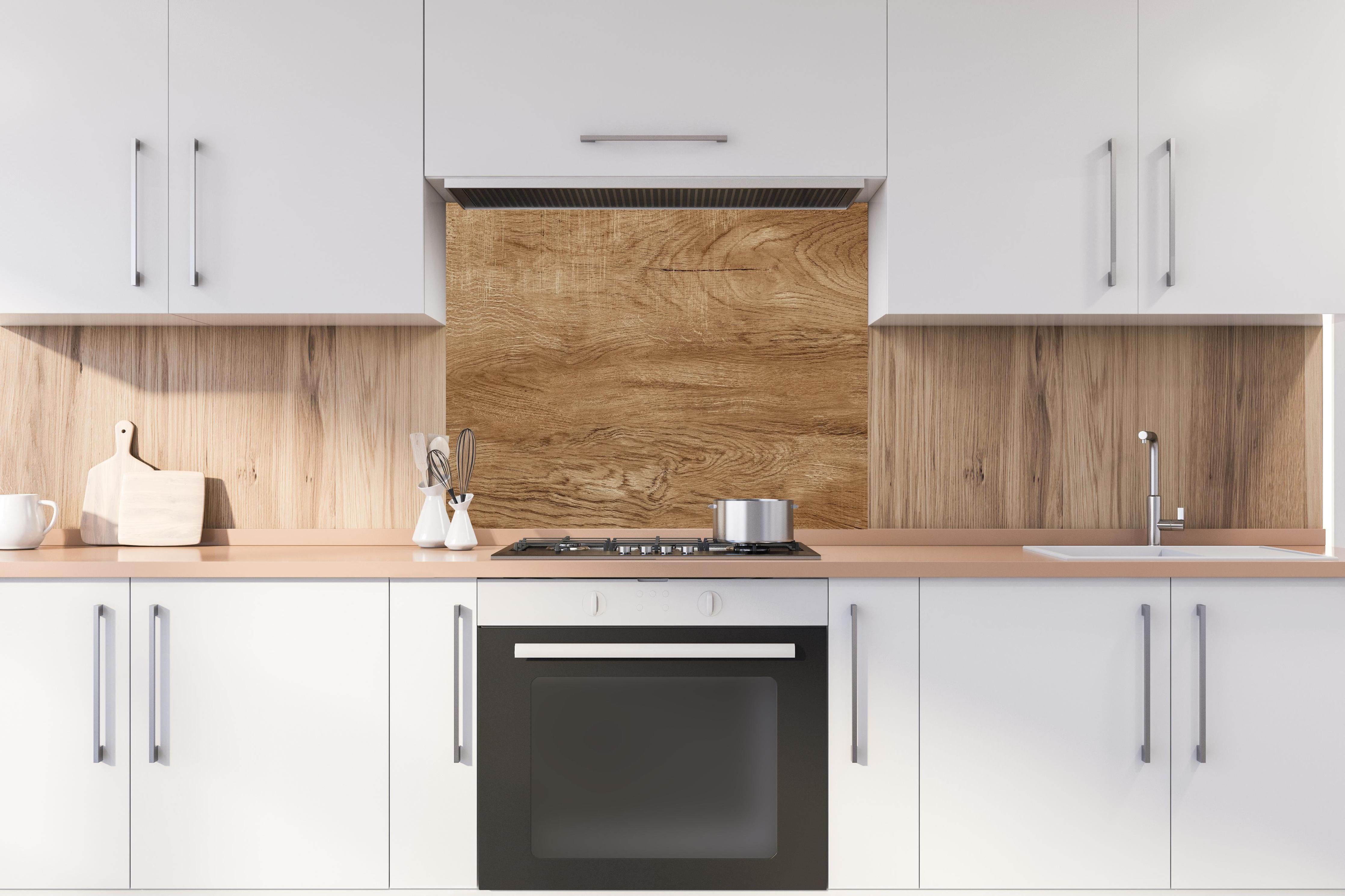 Spritzschutz - Natürliche Braune Walnussholz-Struktur hinter einem Cerankochfeld zwischen Holz-Kochutensilien
