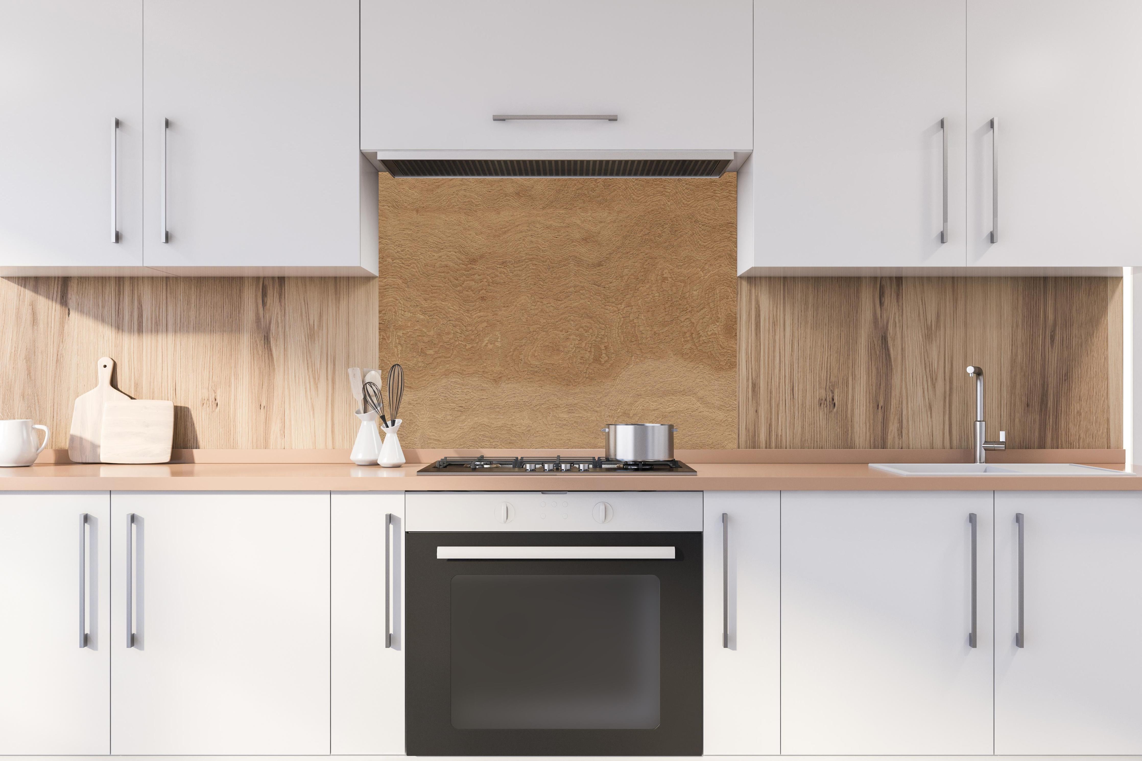 Spritzschutz - Natürliche Eichenholz Parkett Textur Hintergrund hinter einem Cerankochfeld zwischen Holz-Kochutensilien
