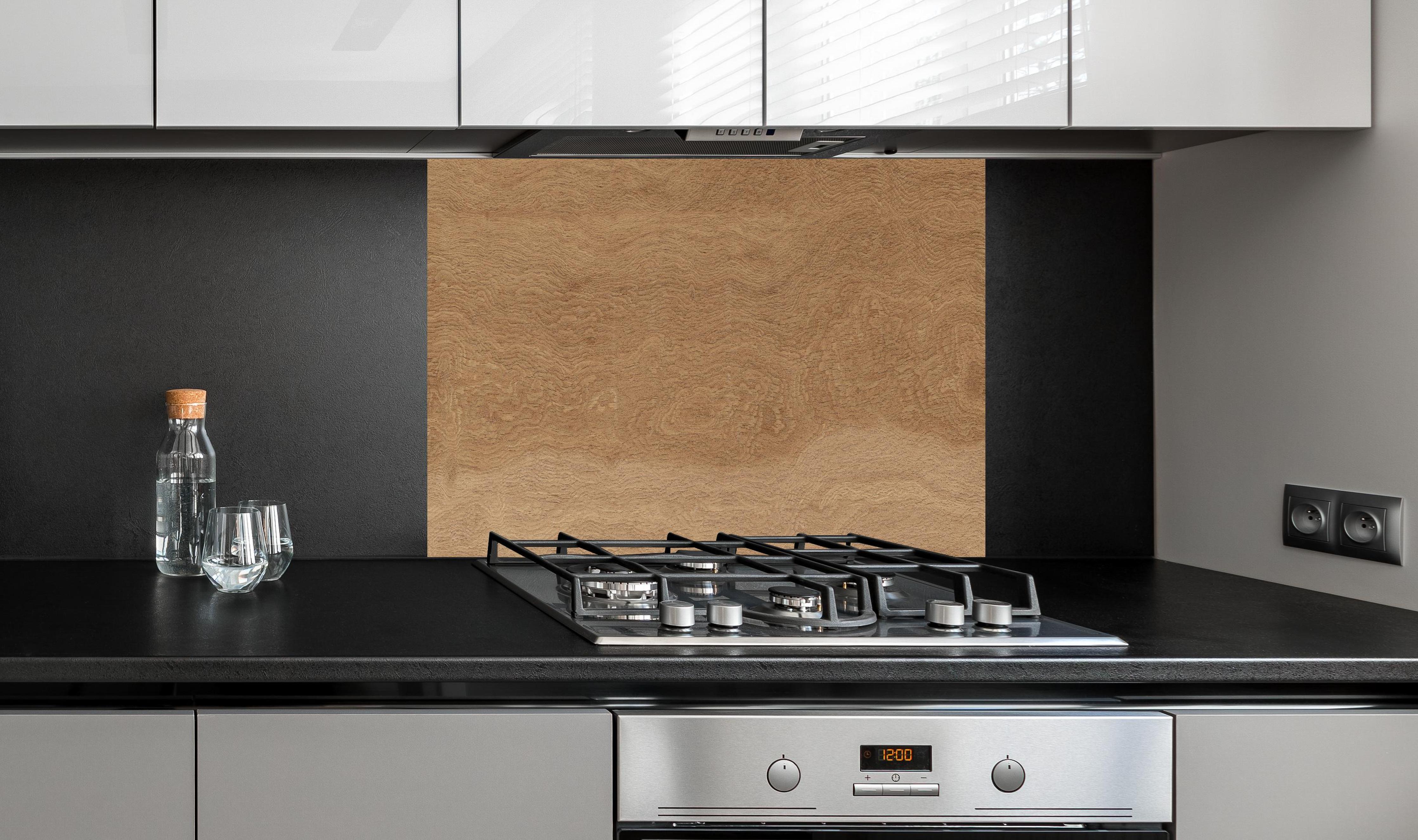 Spritzschutz - Natürliche Eichenholz Parkett Textur Hintergrund hinter einem Cerankochfeld zwischen Holz-Kochutensilien
