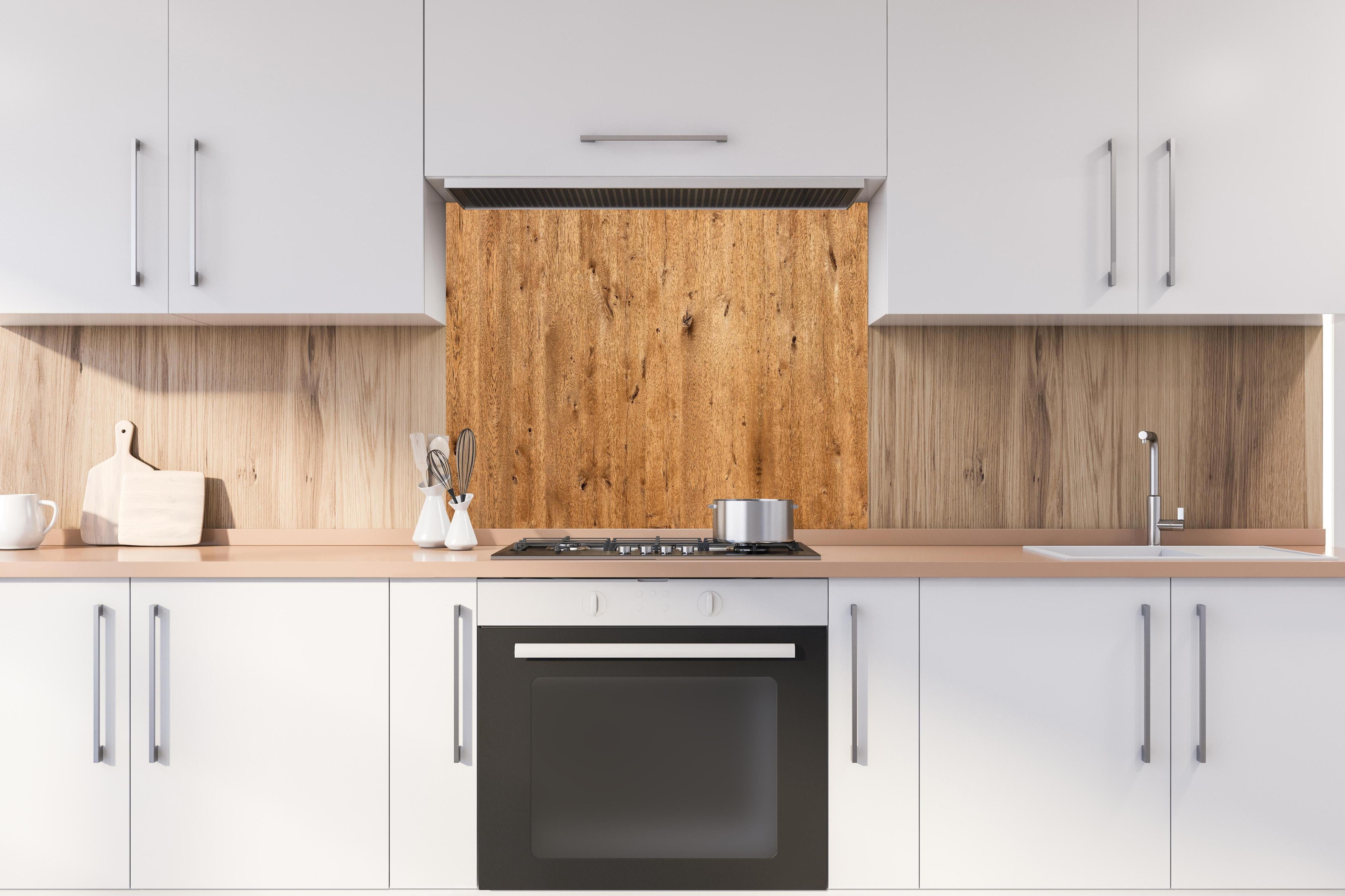 Spritzschutz - Natürliche Eichenholz-Struktur hinter einem Cerankochfeld zwischen Holz-Kochutensilien
