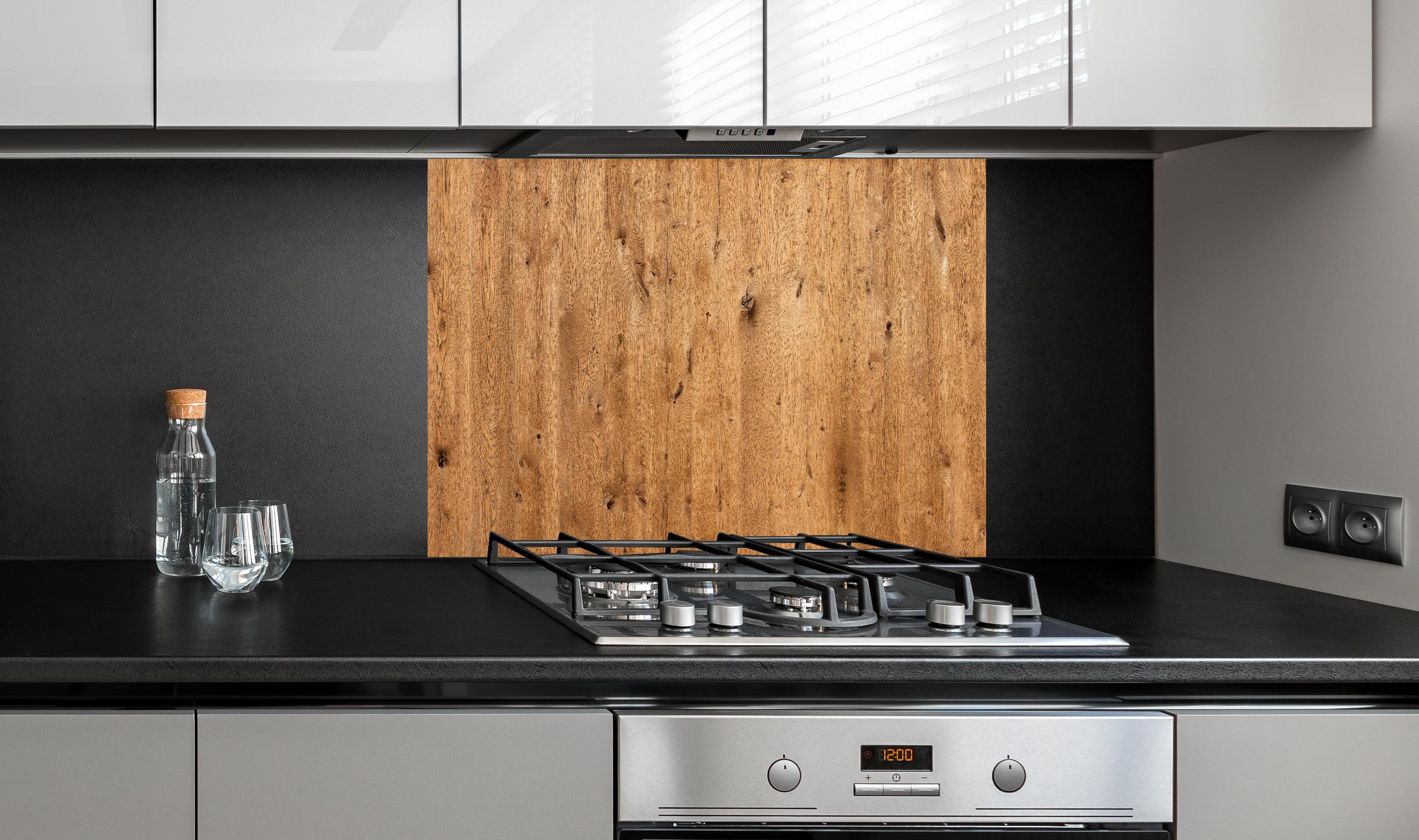 Spritzschutz - Natürliche Eichenholz-Struktur hinter einem Cerankochfeld zwischen Holz-Kochutensilien
