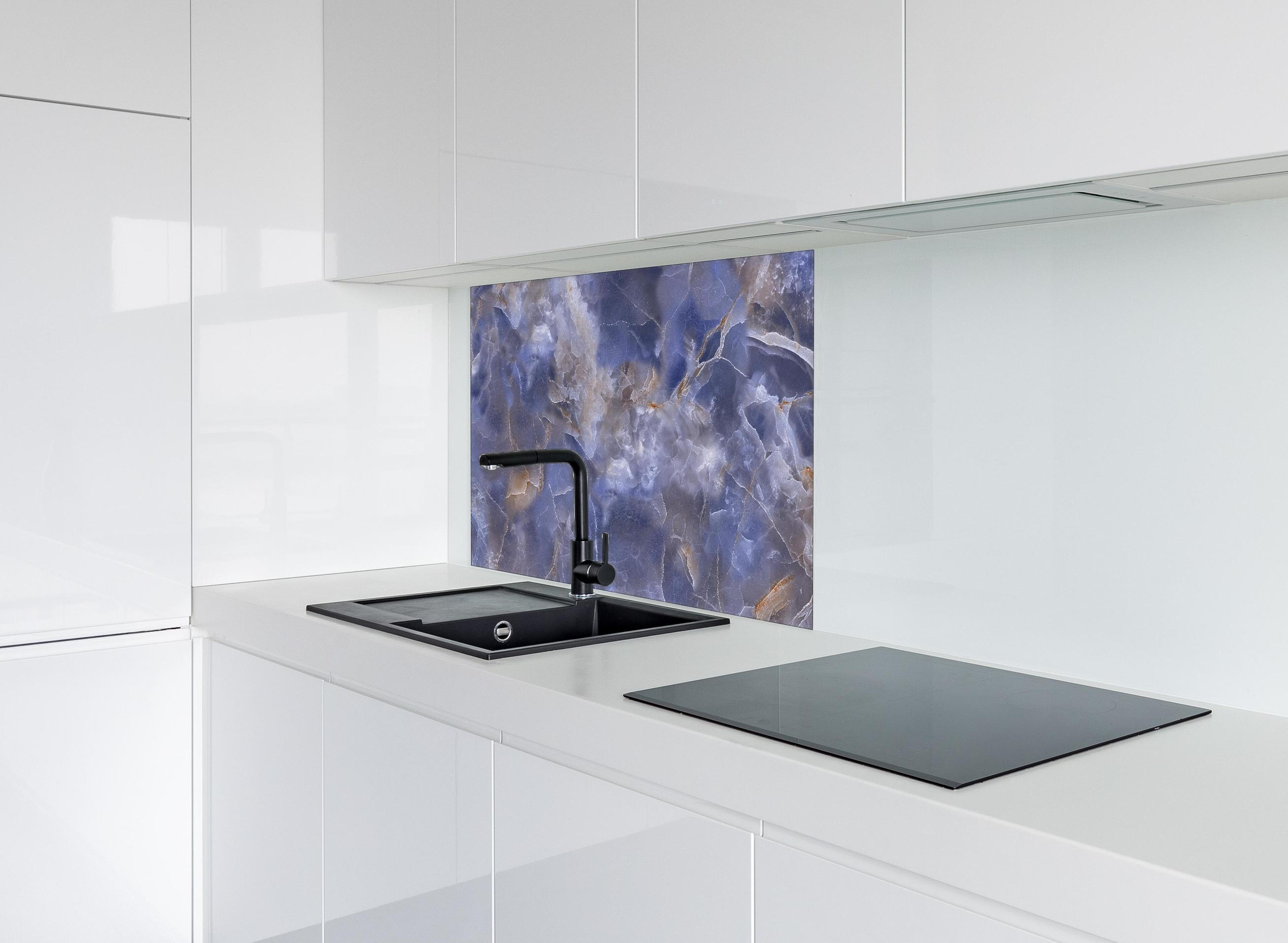 Spritzschutz - Natürlicher Onyx-Marmor hinter einem Cerankochfeld zwischen Holz-Kochutensilien
