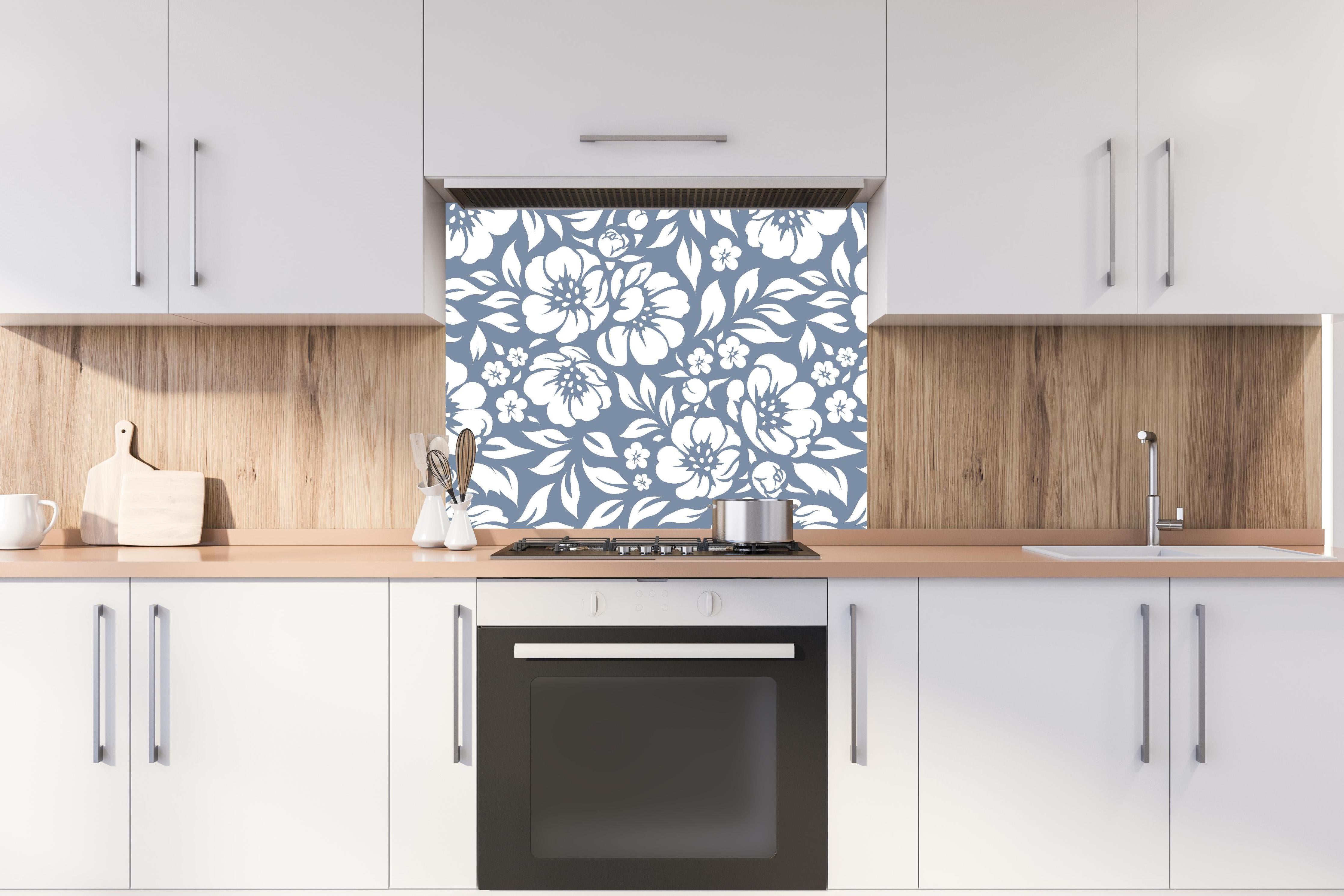 Spritzschutz - Natura Floreale Azzurro polvere hinter einem Cerankochfeld zwischen Holz-Kochutensilien

