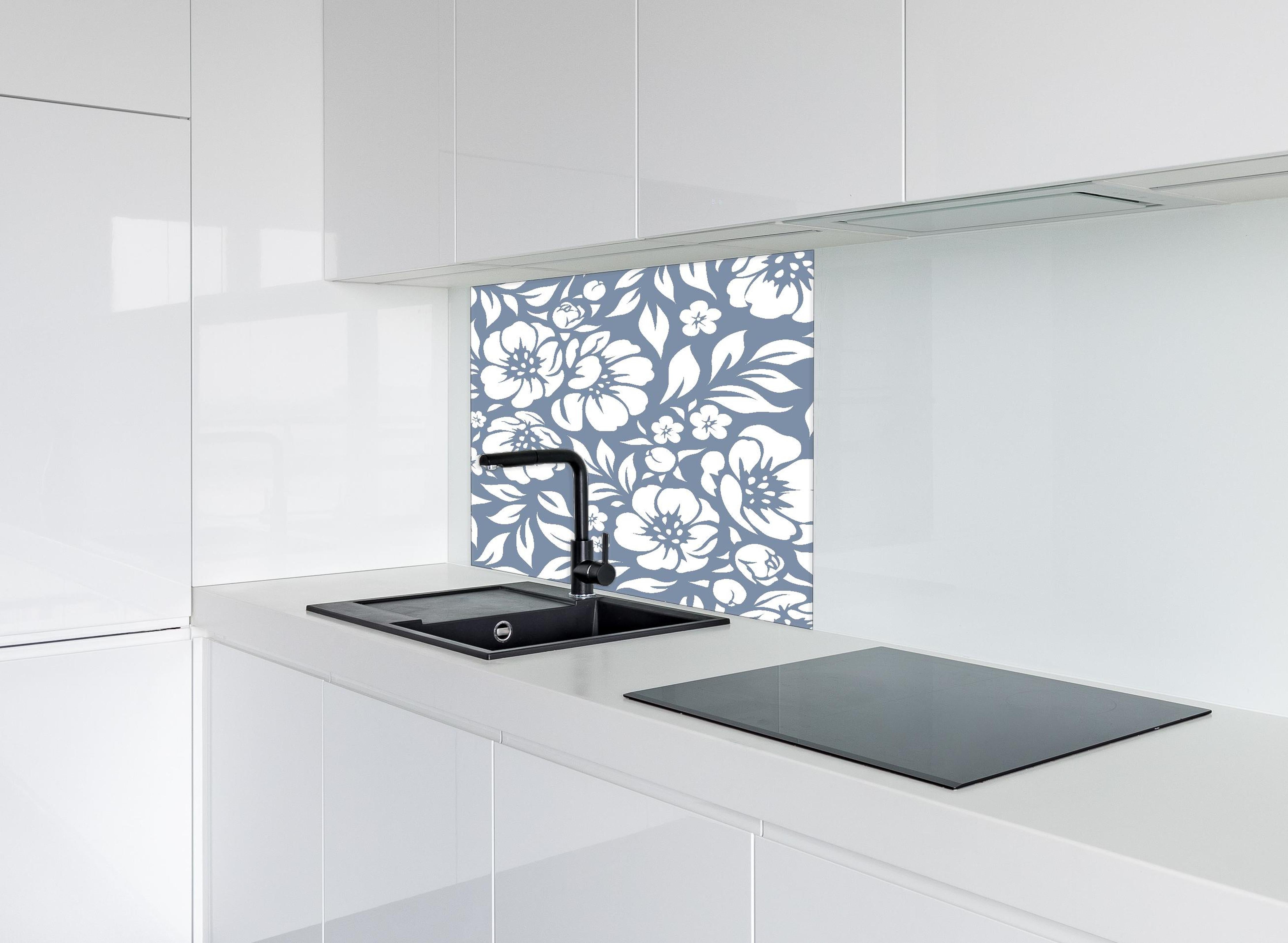 Spritzschutz - Natura Floreale Azzurro polvere hinter einem Cerankochfeld zwischen Holz-Kochutensilien
