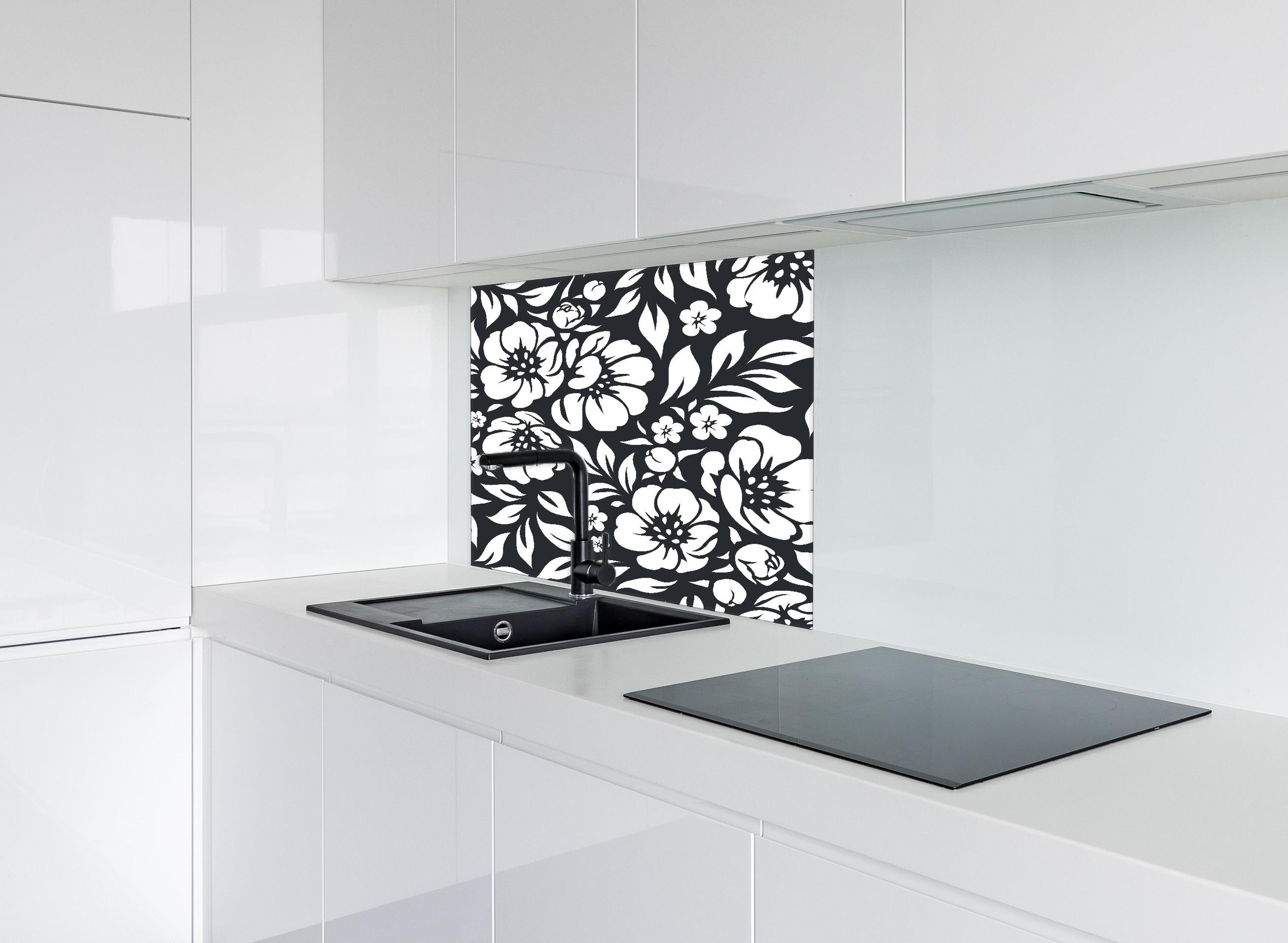 Spritzschutz - Natura Floreale Carbone hinter einem Cerankochfeld zwischen Holz-Kochutensilien
