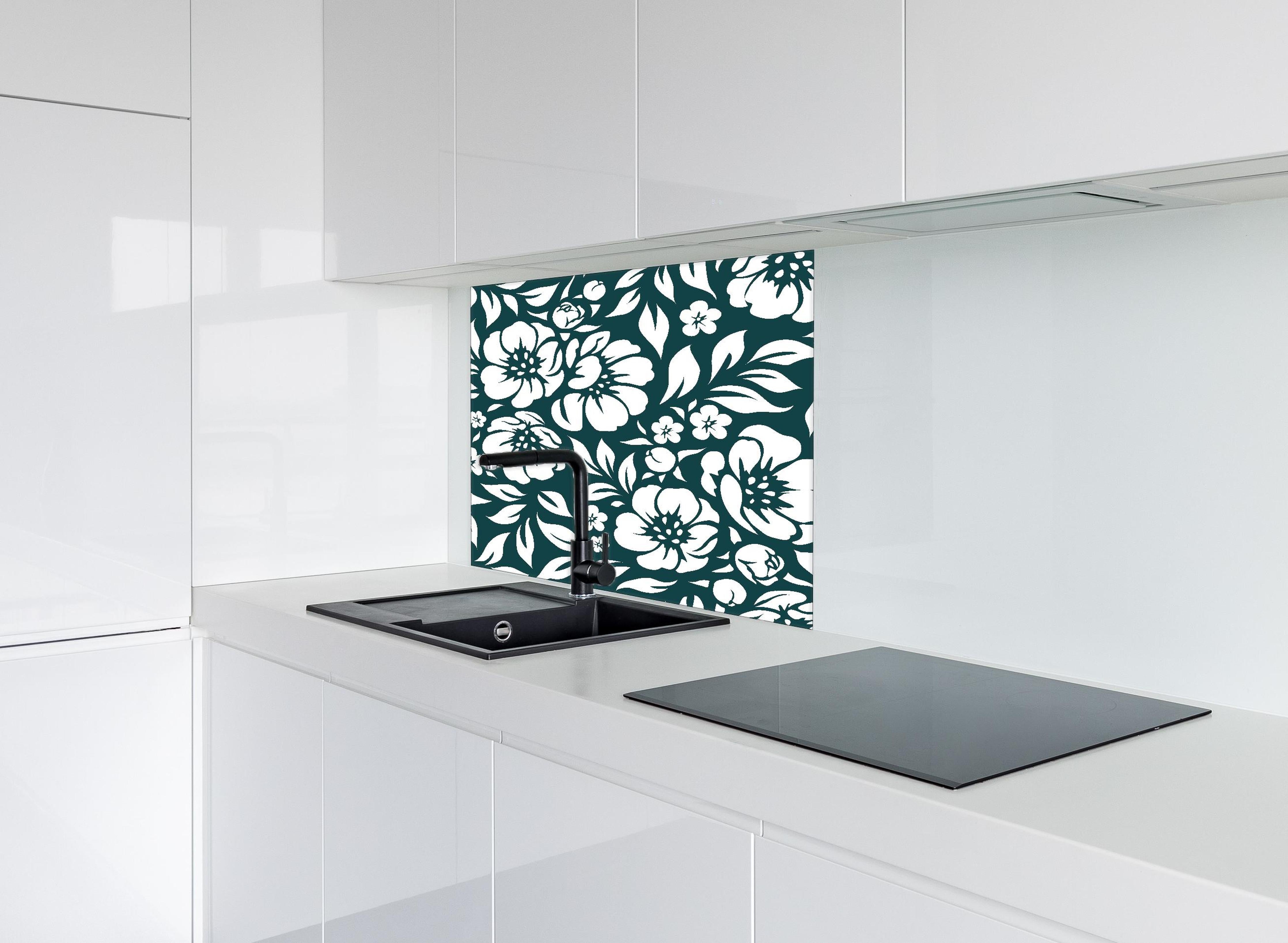 Spritzschutz - Natura Floreale Verde petrolio hinter einem Cerankochfeld zwischen Holz-Kochutensilien
