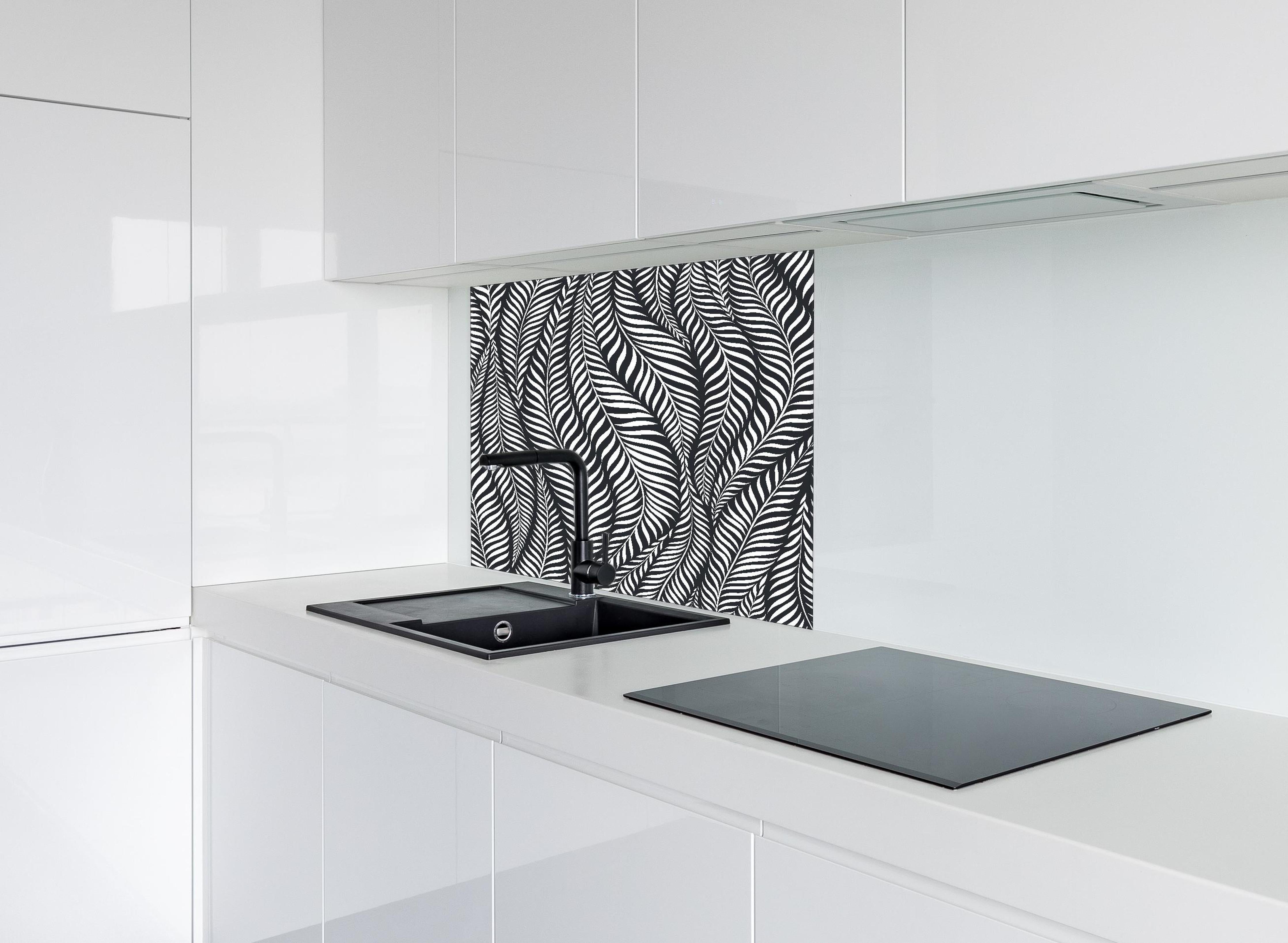 Spritzschutz - Natura Oasi Carbone hinter einem Cerankochfeld zwischen Holz-Kochutensilien
