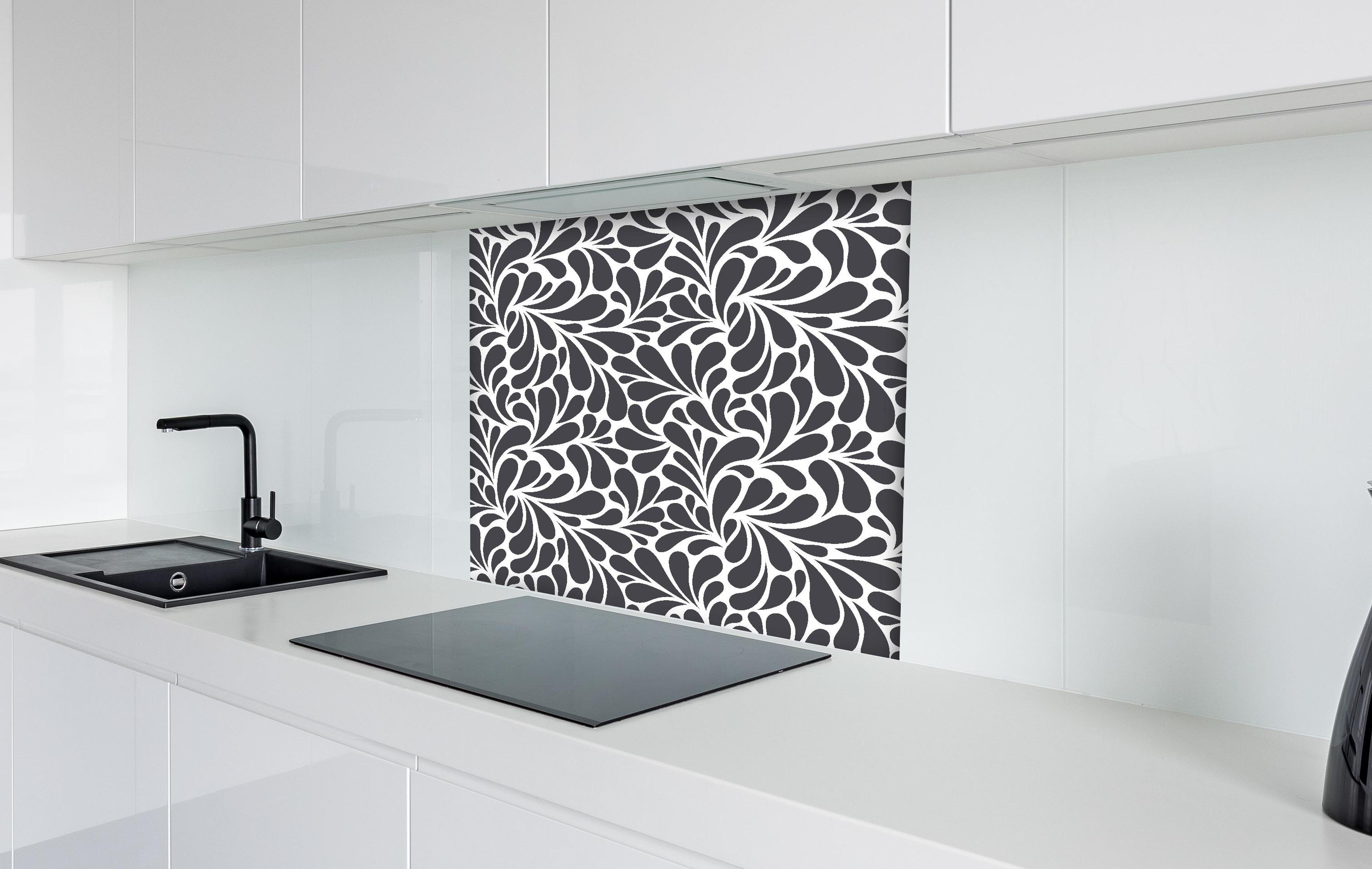 Spritzschutz - Natura Petaloso Antracite hinter einem Cerankochfeld zwischen Holz-Kochutensilien
