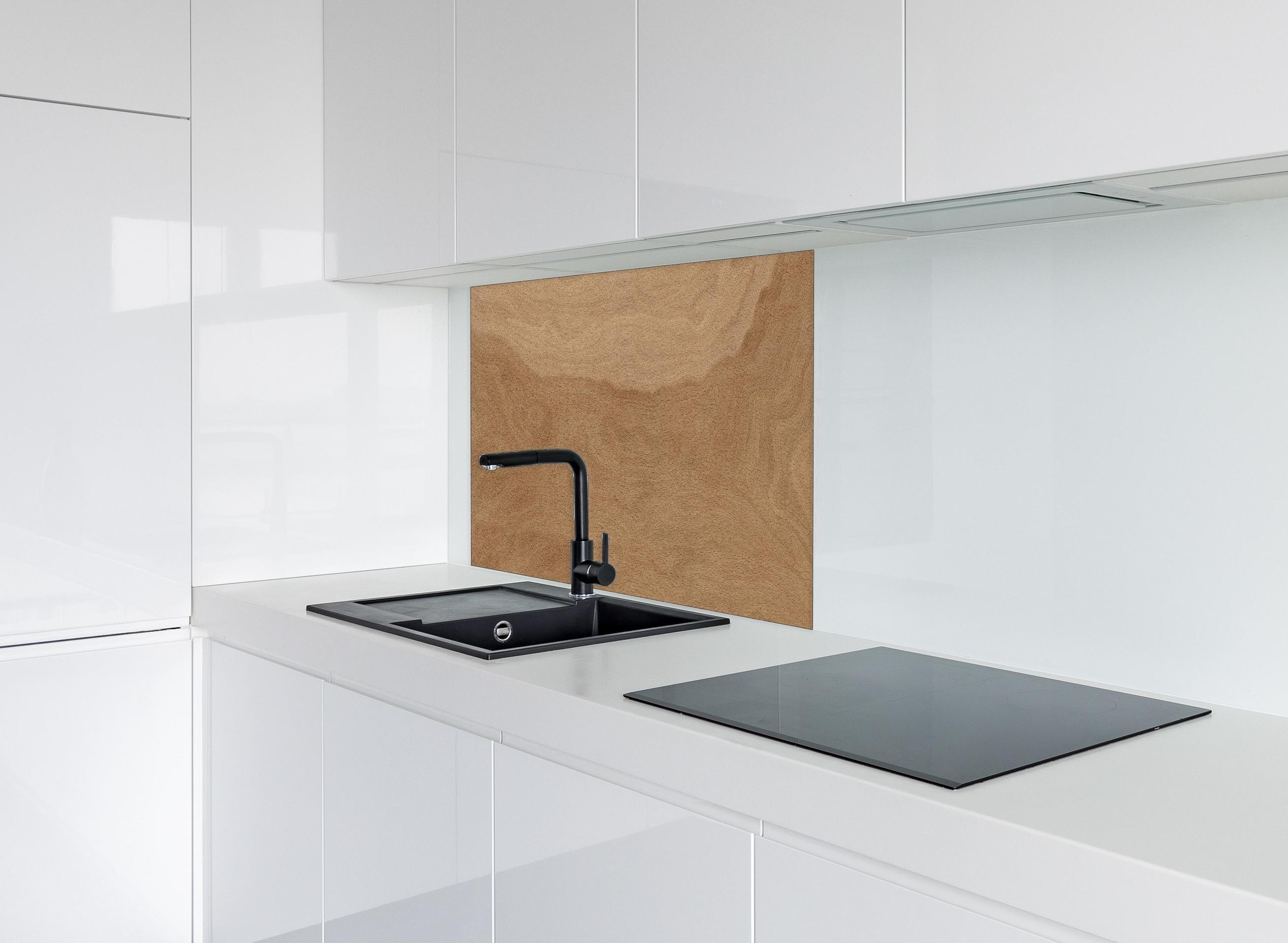 Spritzschutz - Naturbelassene Eichenparkett Holztextur hinter einem Cerankochfeld zwischen Holz-Kochutensilien
