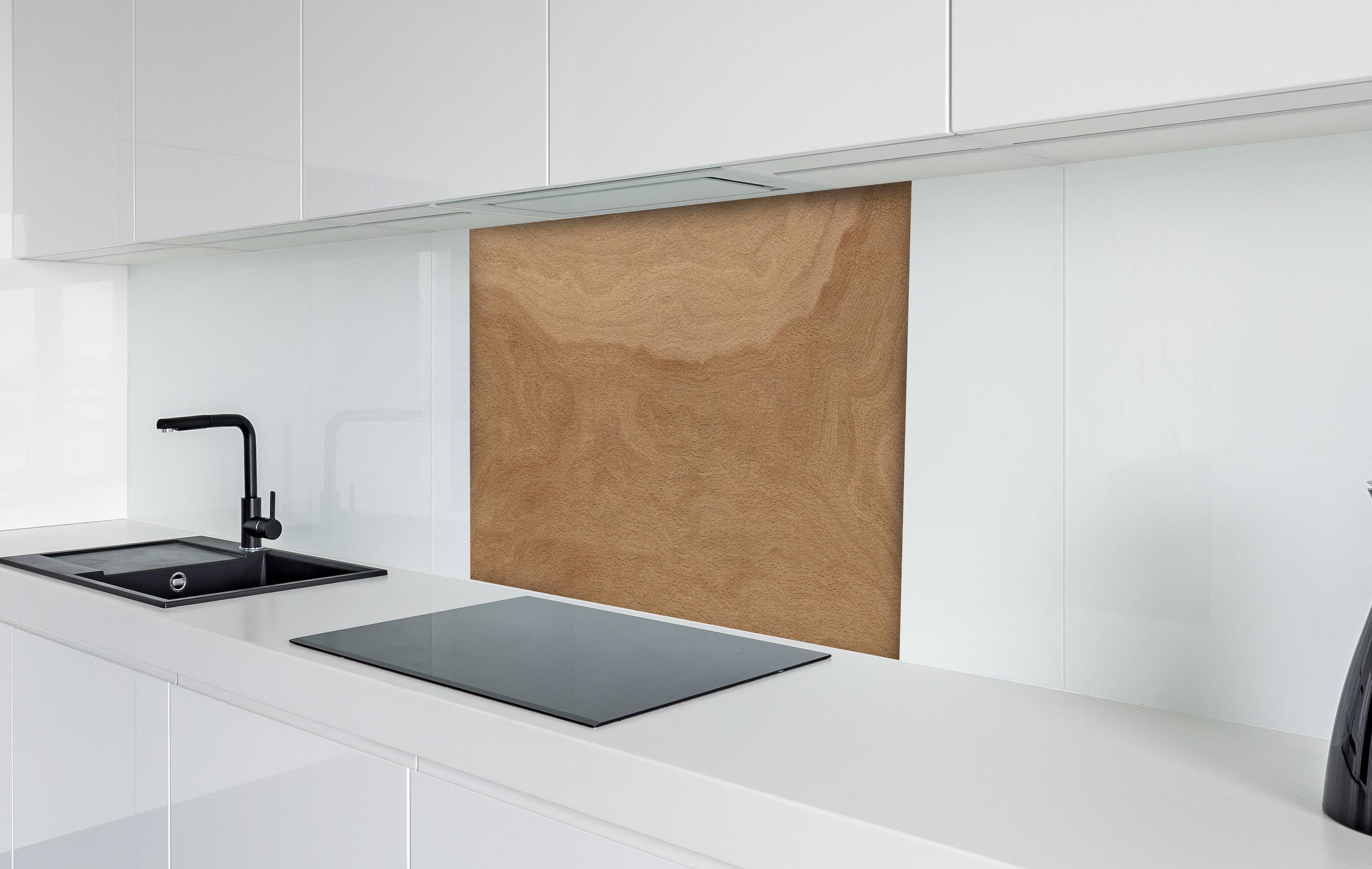 Spritzschutz - Naturbelassene Eichenparkett Holztextur hinter einem Cerankochfeld zwischen Holz-Kochutensilien
