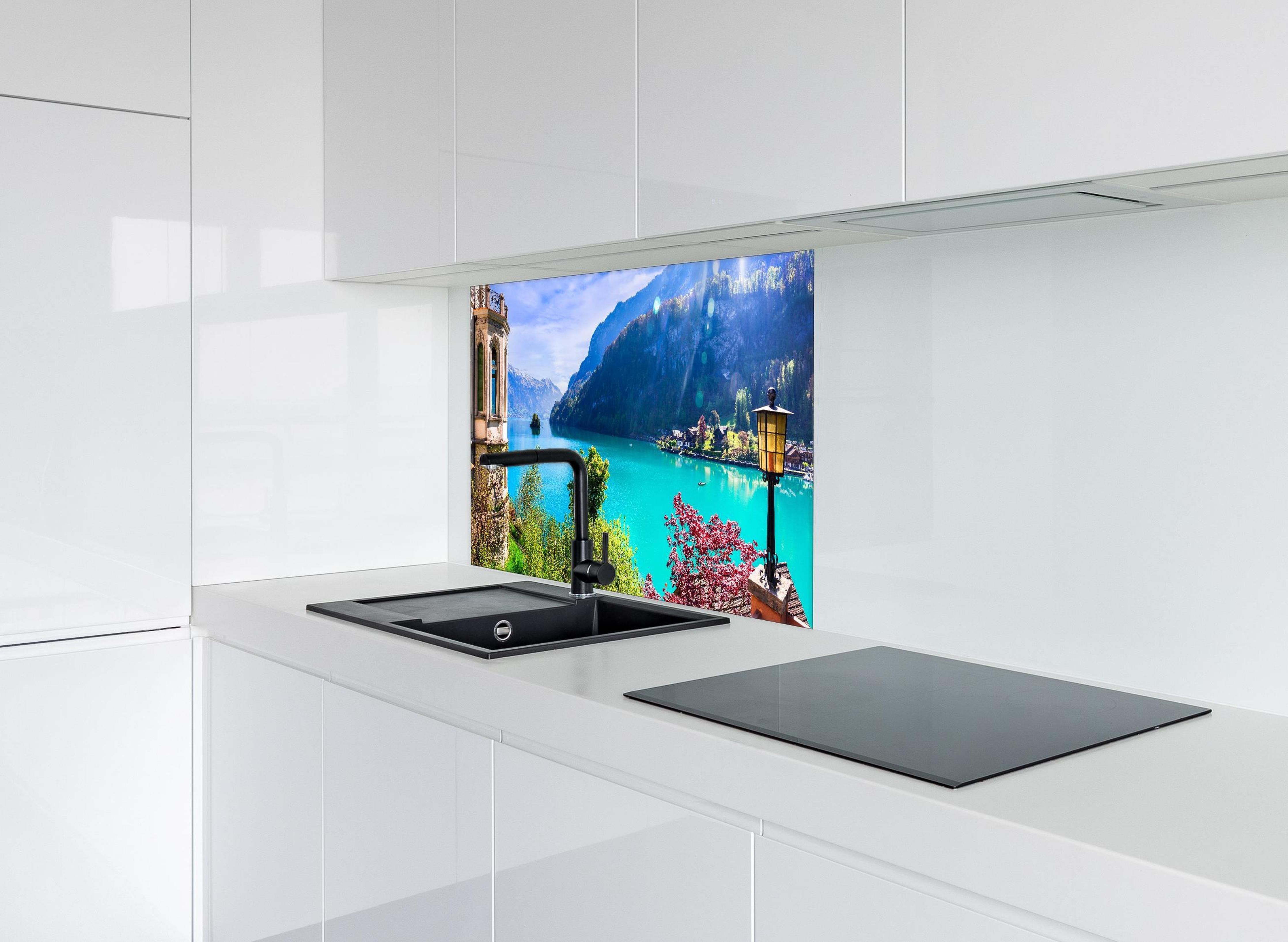 Spritzschutz - Naturkulisse des Brienzersees - Schweiz hinter einem Cerankochfeld zwischen Holz-Kochutensilien
