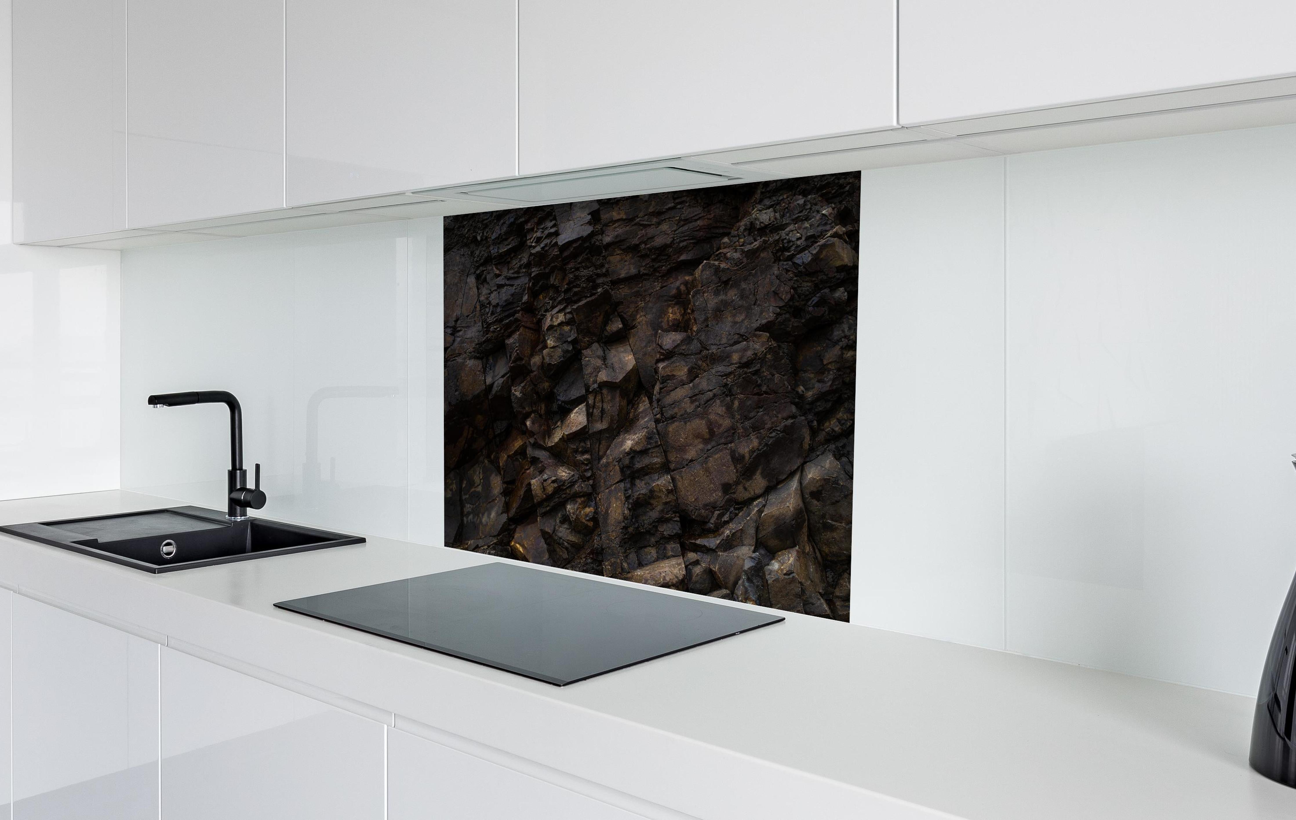 Spritzschutz - Naturstein Muster Dunkle Schieferoptik hinter einem Cerankochfeld zwischen Holz-Kochutensilien
