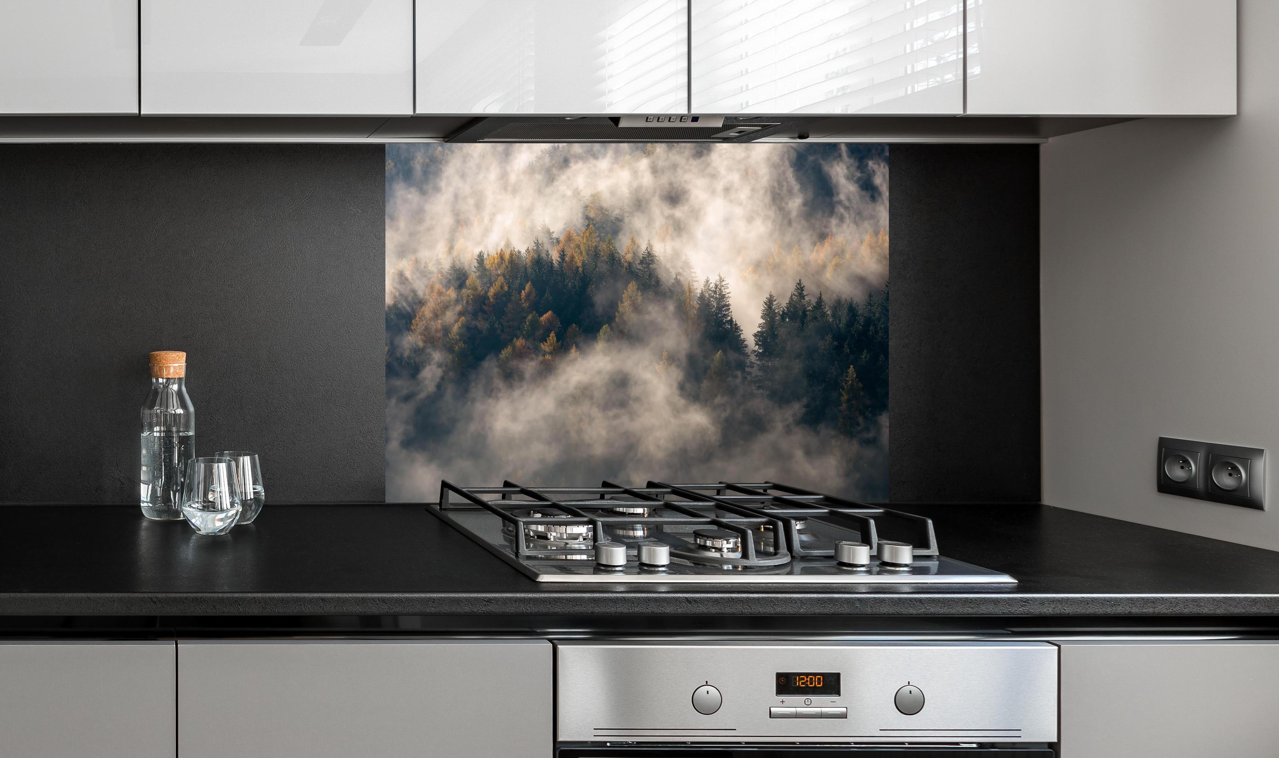 Spritzschutz - Nebel im Wald hinter einem Cerankochfeld zwischen Holz-Kochutensilien
