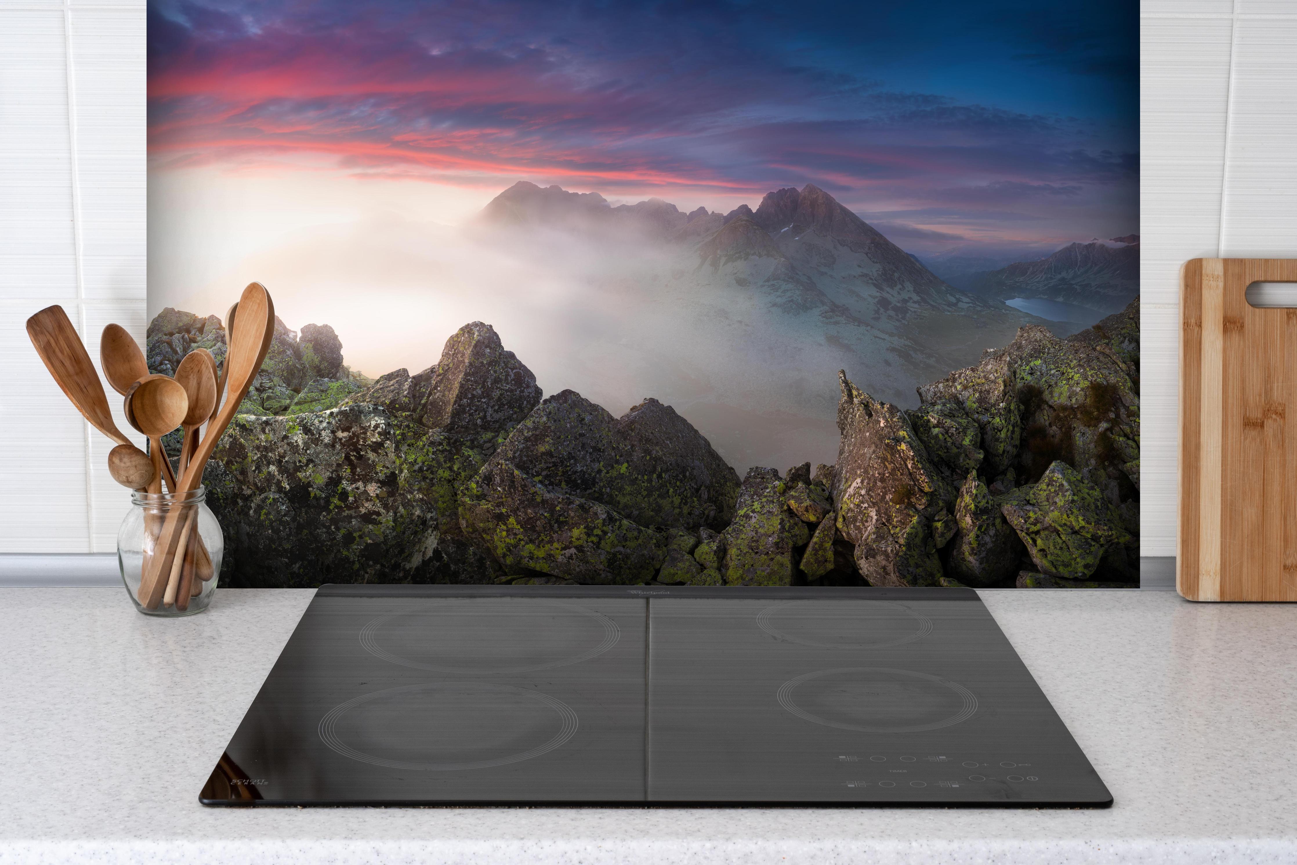 Spritzschutz - Nebeliger Blick auf Fairytale Berge, Slowakei hinter einem Cerankochfeld zwischen Holz-Kochutensilien
