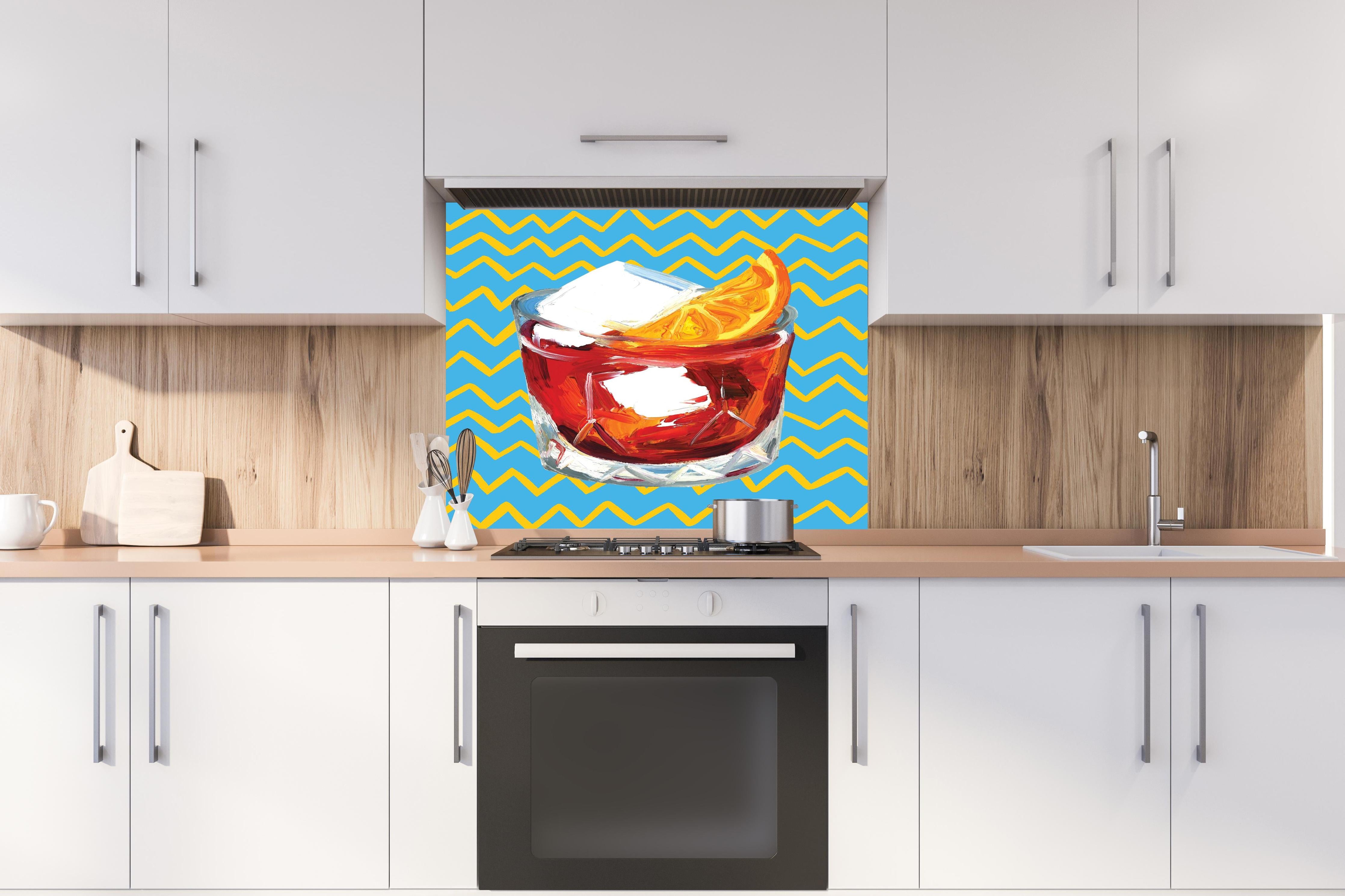 Spritzschutz - Negroni Cocktail - Acryl Gemälde  hinter einem Cerankochfeld zwischen Holz-Kochutensilien

