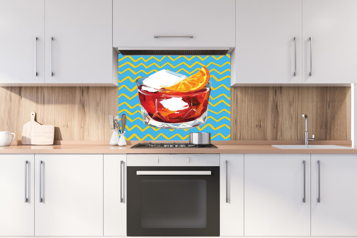 Spritzschutz - Negroni Cocktail - Acryl Gemälde  hinter einem Cerankochfeld zwischen Holz-Kochutensilien
