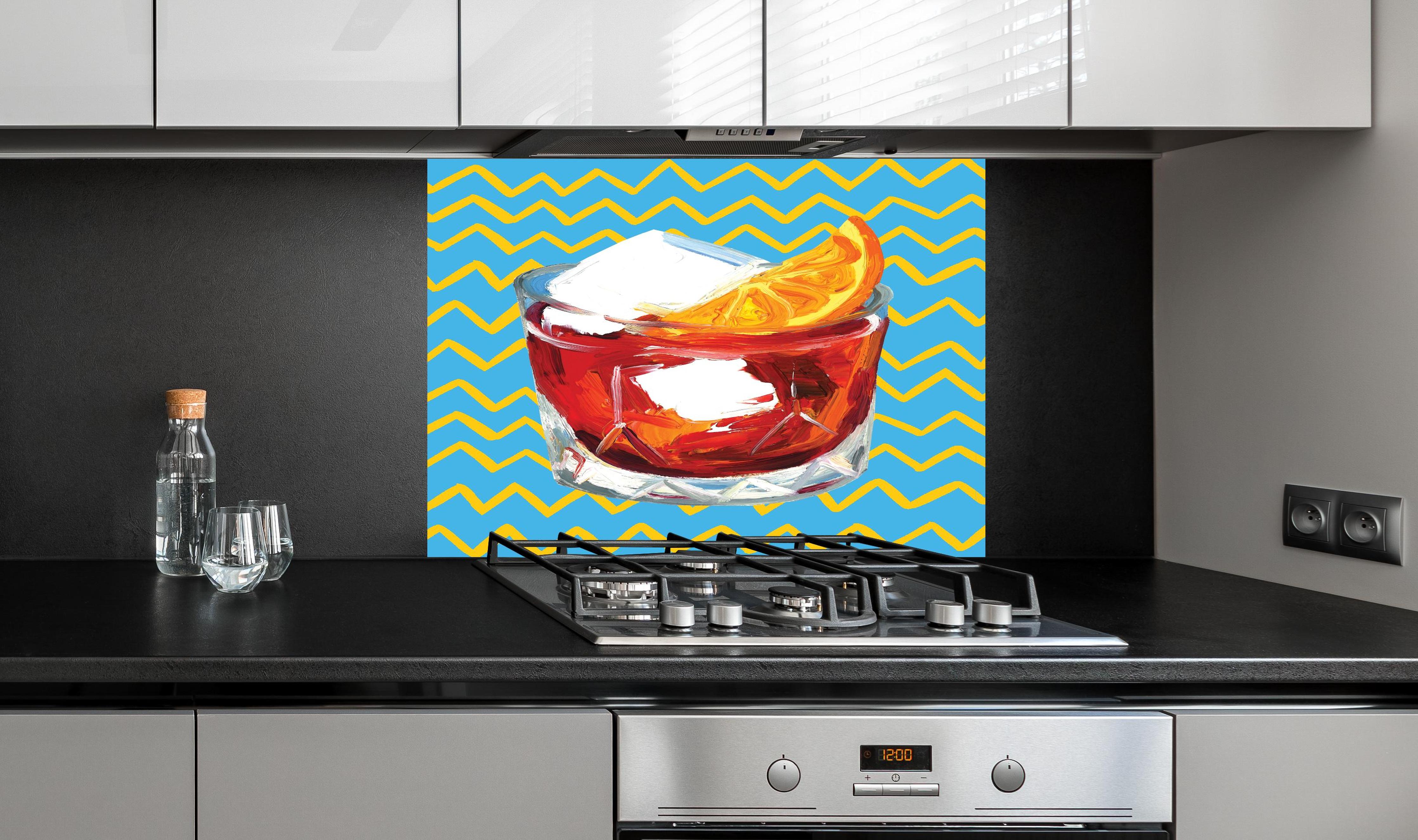 Spritzschutz - Negroni Cocktail - Acryl Gemälde  hinter einem Cerankochfeld zwischen Holz-Kochutensilien
