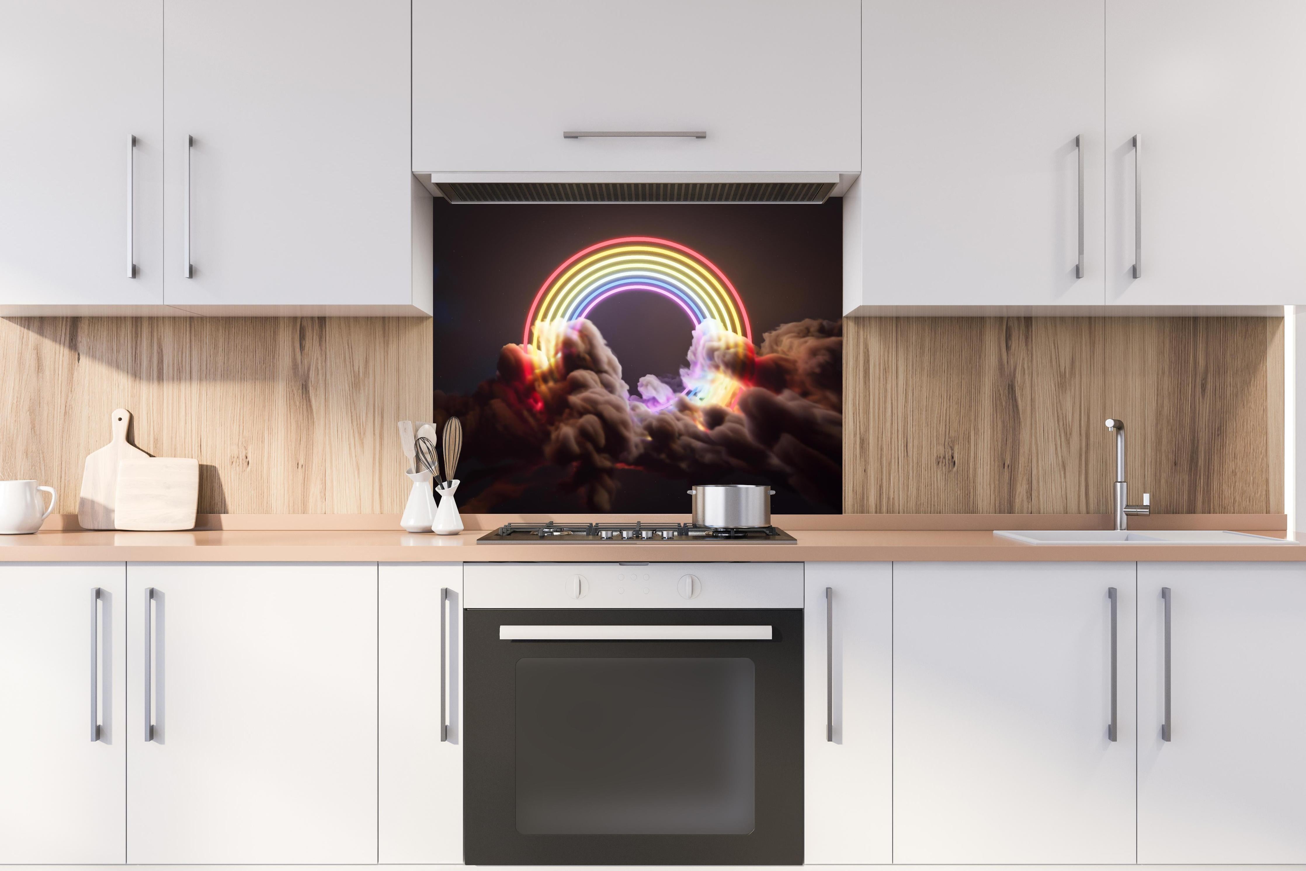 Spritzschutz - Neon-Leuchtender Regenbogen zwischen Wolken hinter einem Cerankochfeld zwischen Holz-Kochutensilien

