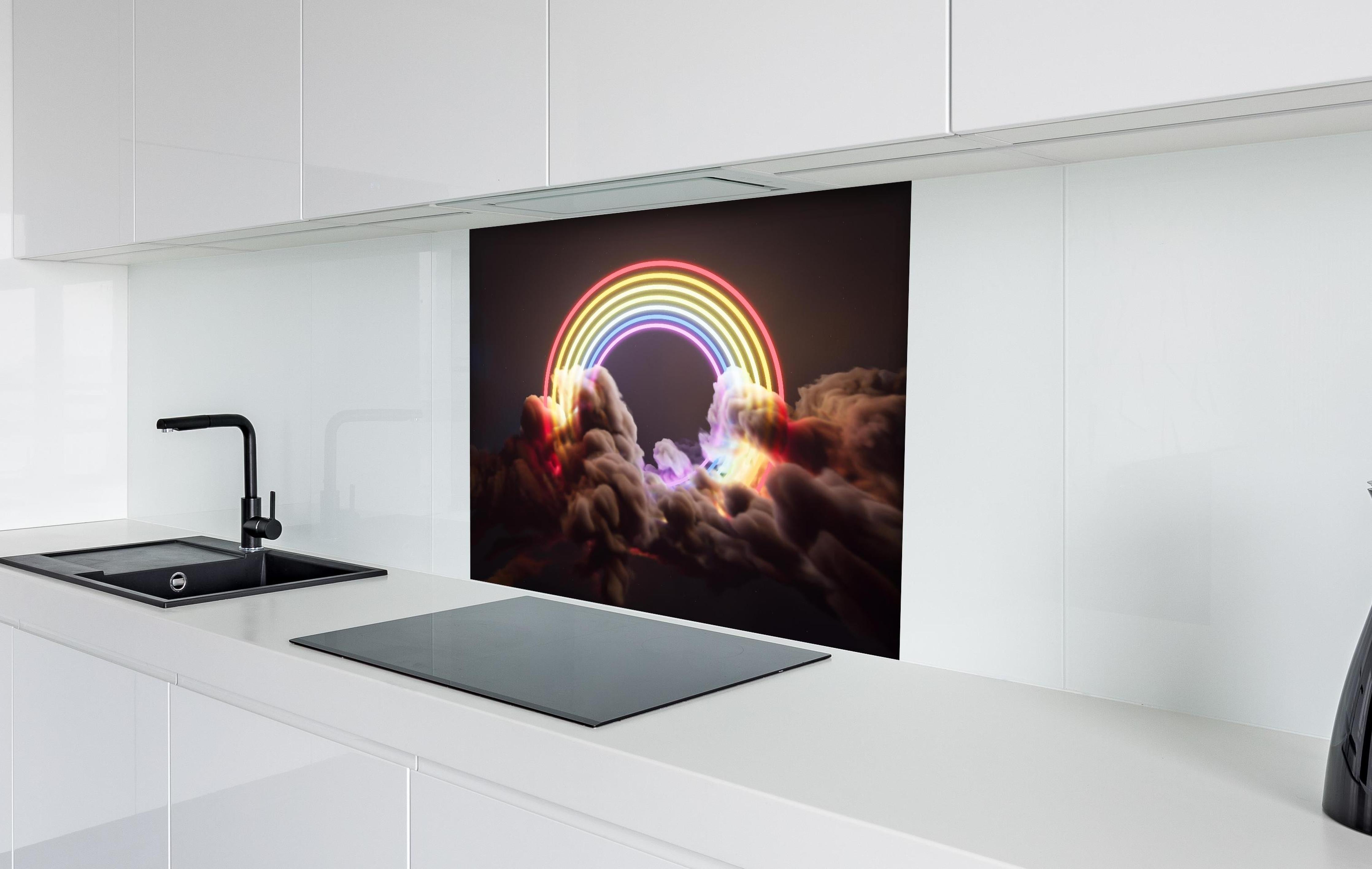 Spritzschutz - Neon-Leuchtender Regenbogen zwischen Wolken hinter einem Cerankochfeld zwischen Holz-Kochutensilien
