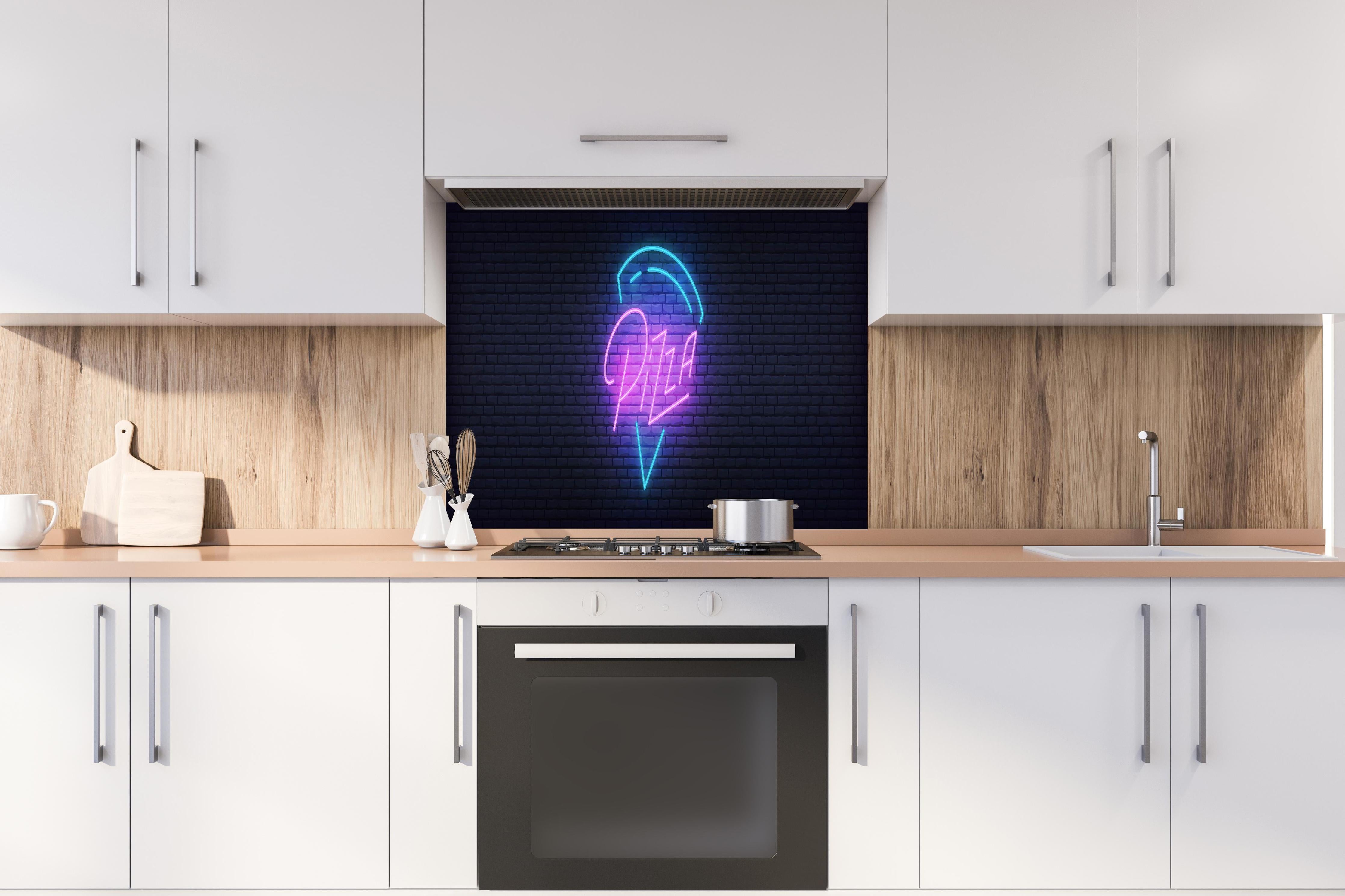 Spritzschutz - Neon Leuchtreklame Pizza Wandbild hinter einem Cerankochfeld zwischen Holz-Kochutensilien
