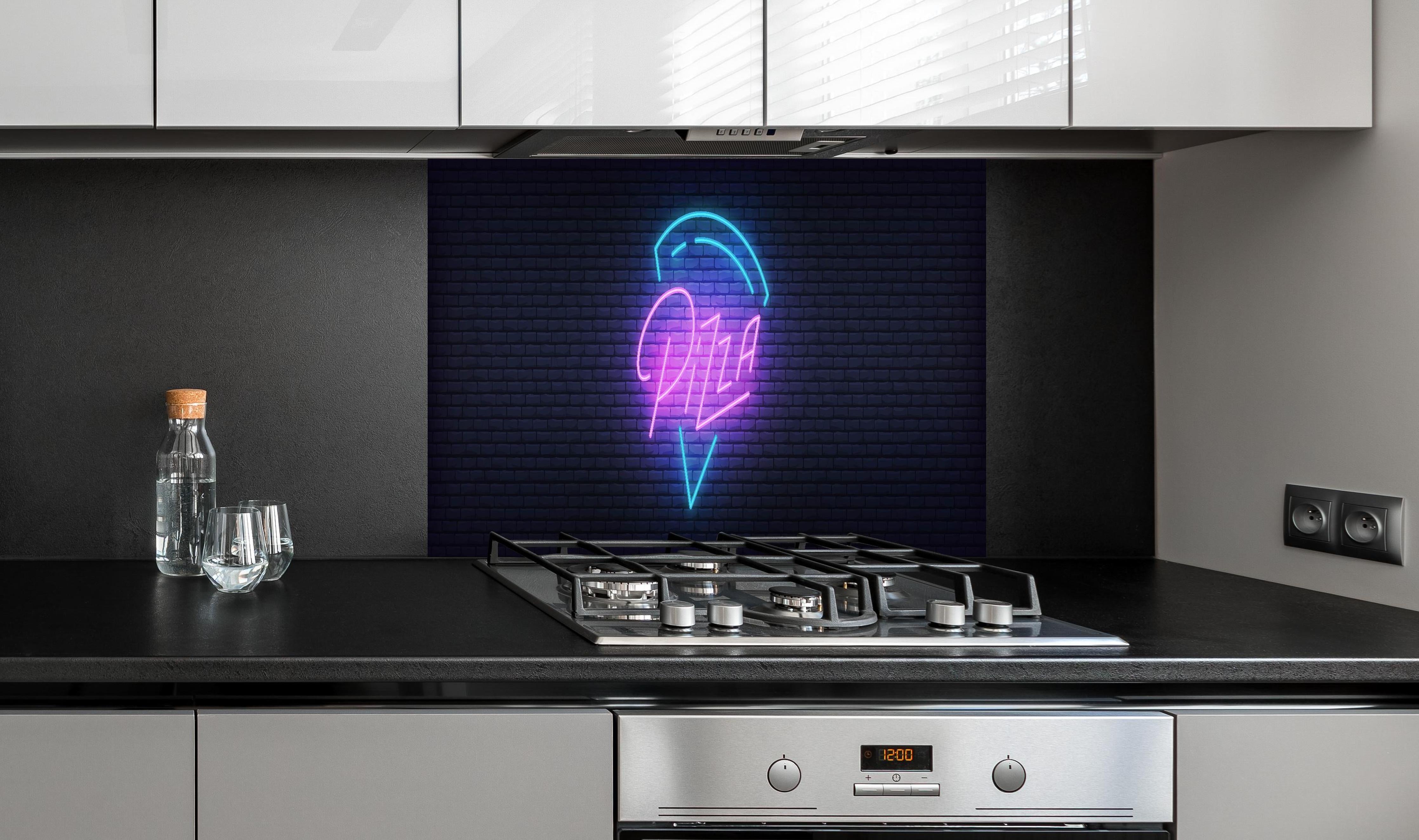Spritzschutz - Neon Leuchtreklame Pizza Wandbild hinter einem Cerankochfeld zwischen Holz-Kochutensilien
