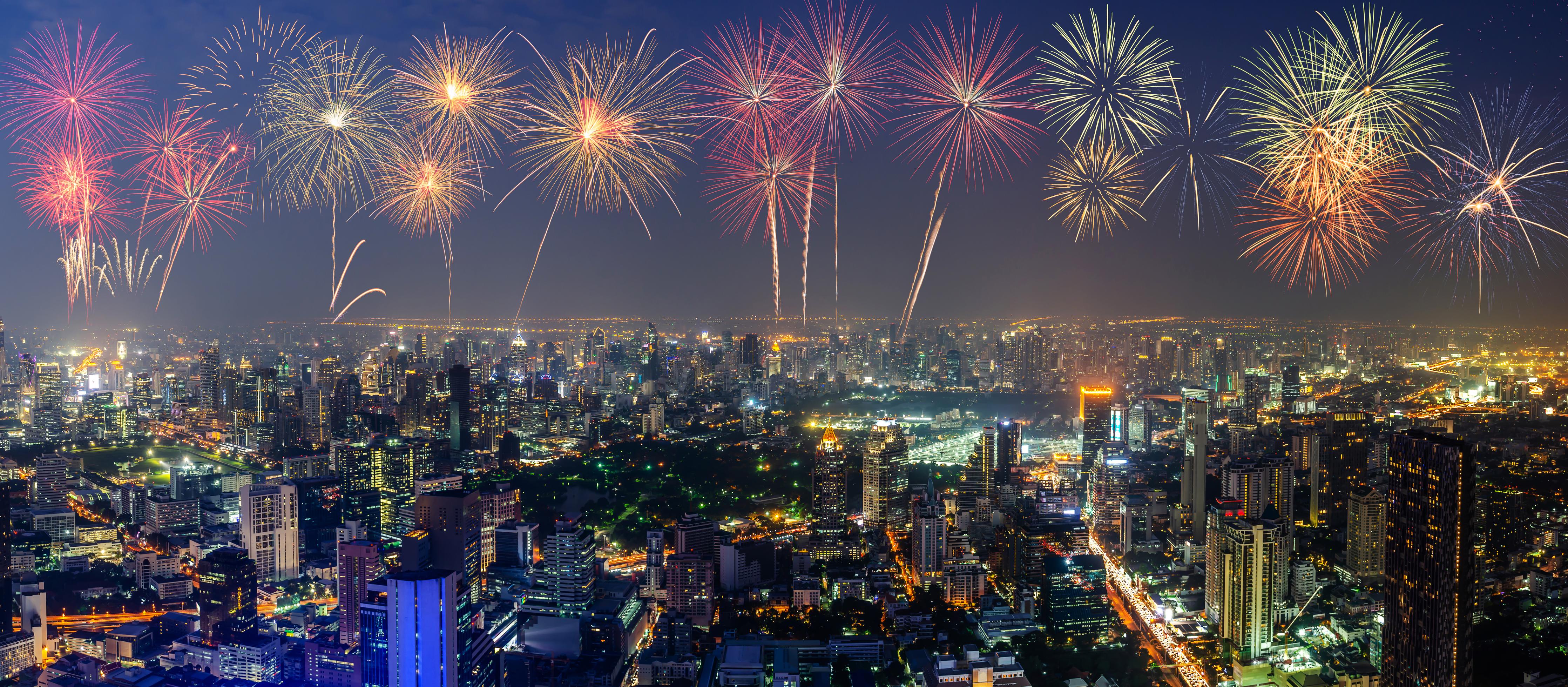 Spritzschutz-Neujahres Skyline in Bangkok