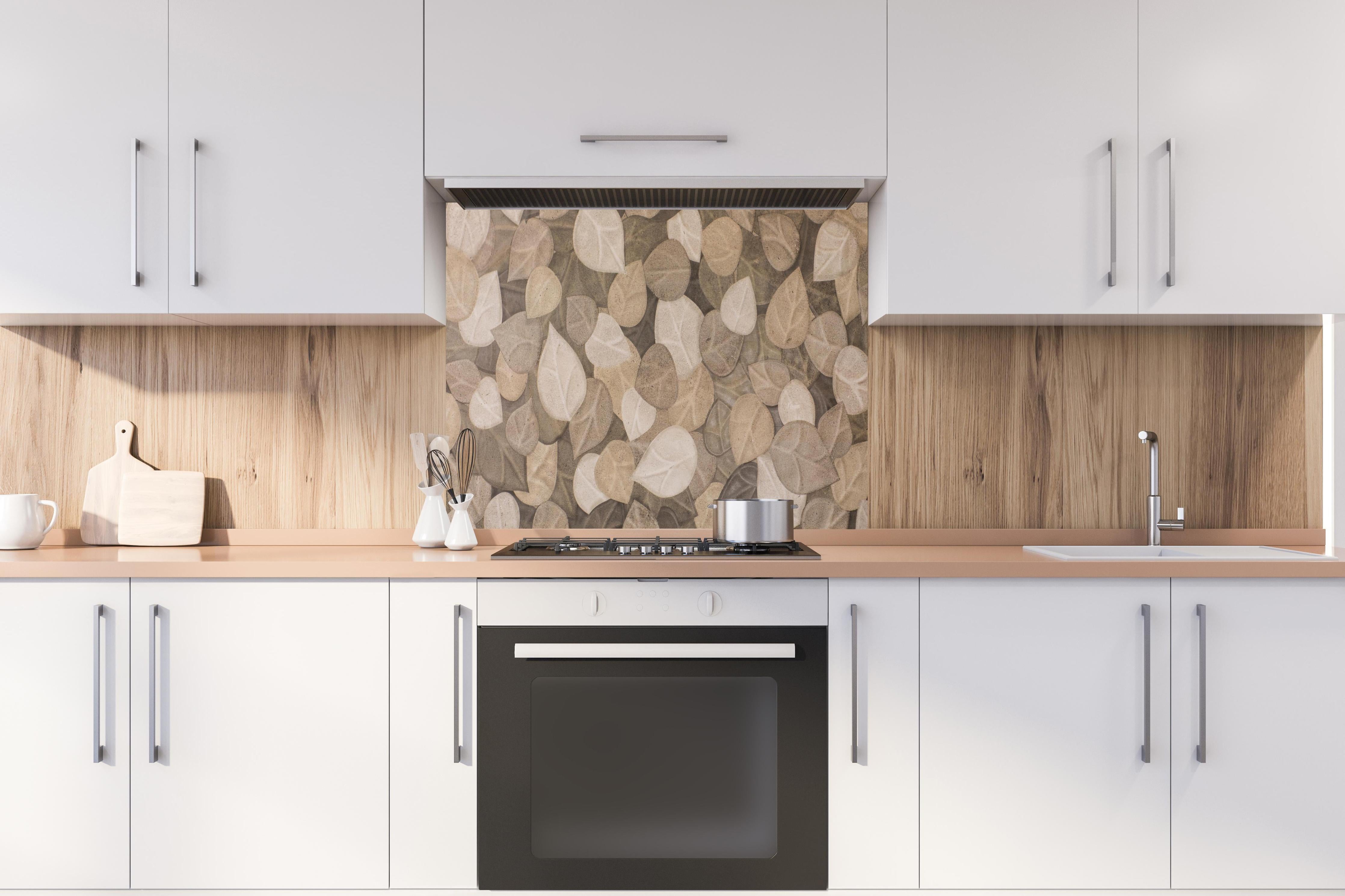 Spritzschutz - Neutrale Blattmuster Wand Tapete in Grau-Braun hinter einem Cerankochfeld zwischen Holz-Kochutensilien
