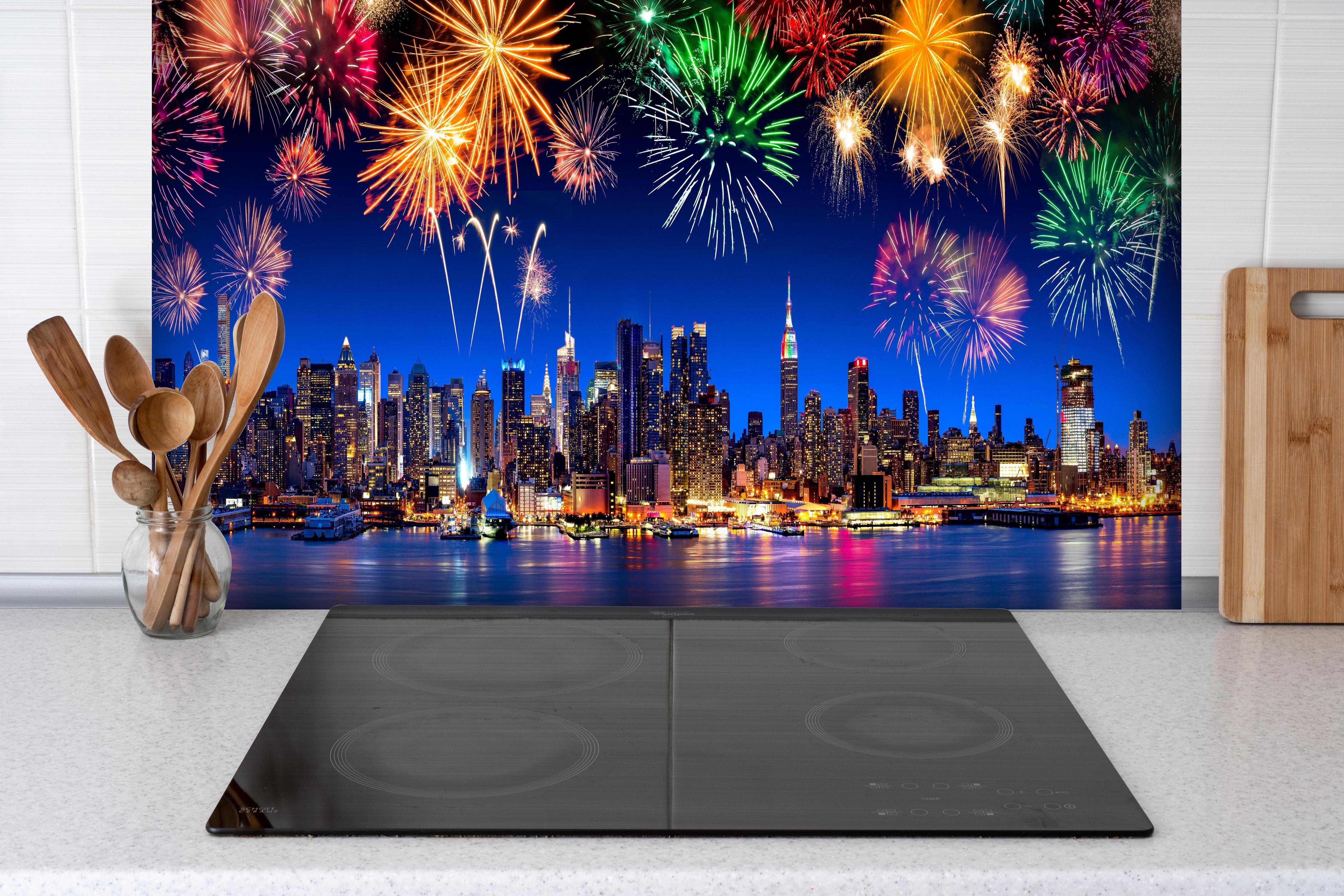 Spritzschutz - New York City Panorama mit Feuerwerk hinter einem Cerankochfeld zwischen Holz-Kochutensilien

