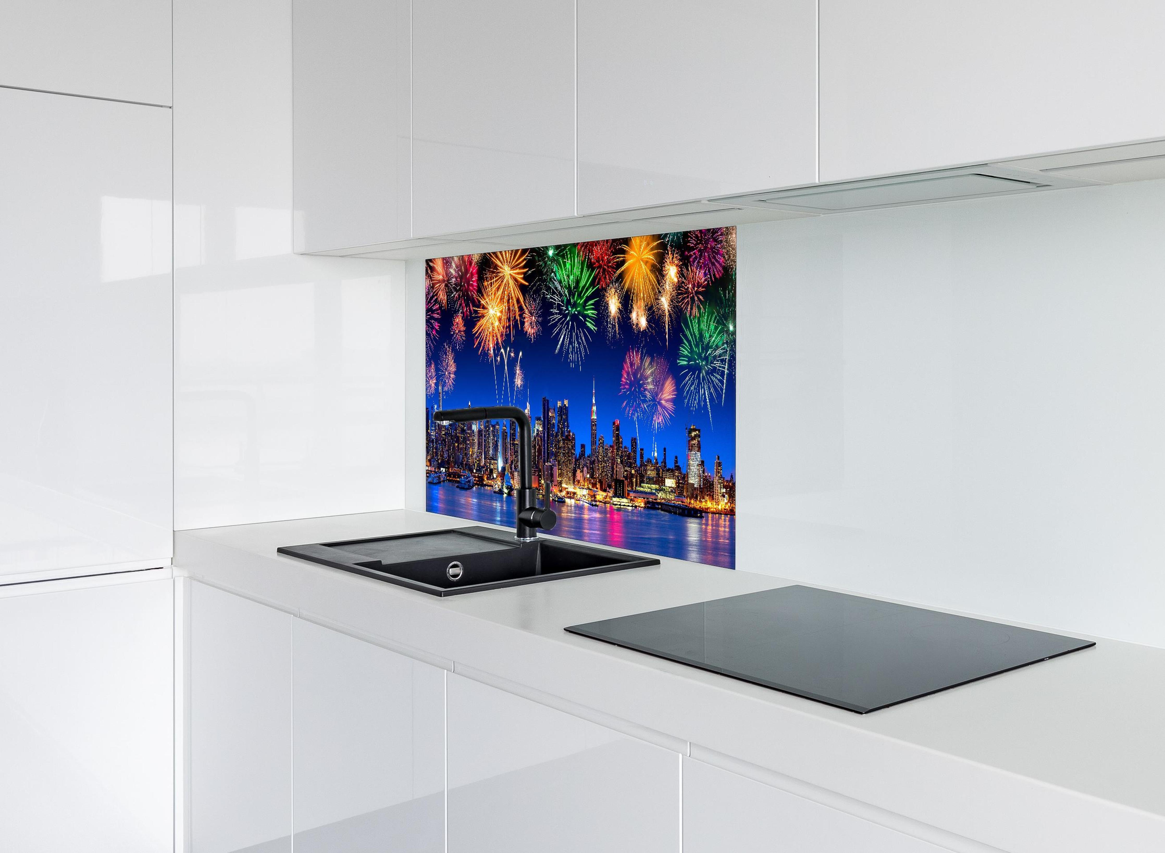 Spritzschutz - New York City Panorama mit Feuerwerk hinter einem Cerankochfeld zwischen Holz-Kochutensilien
