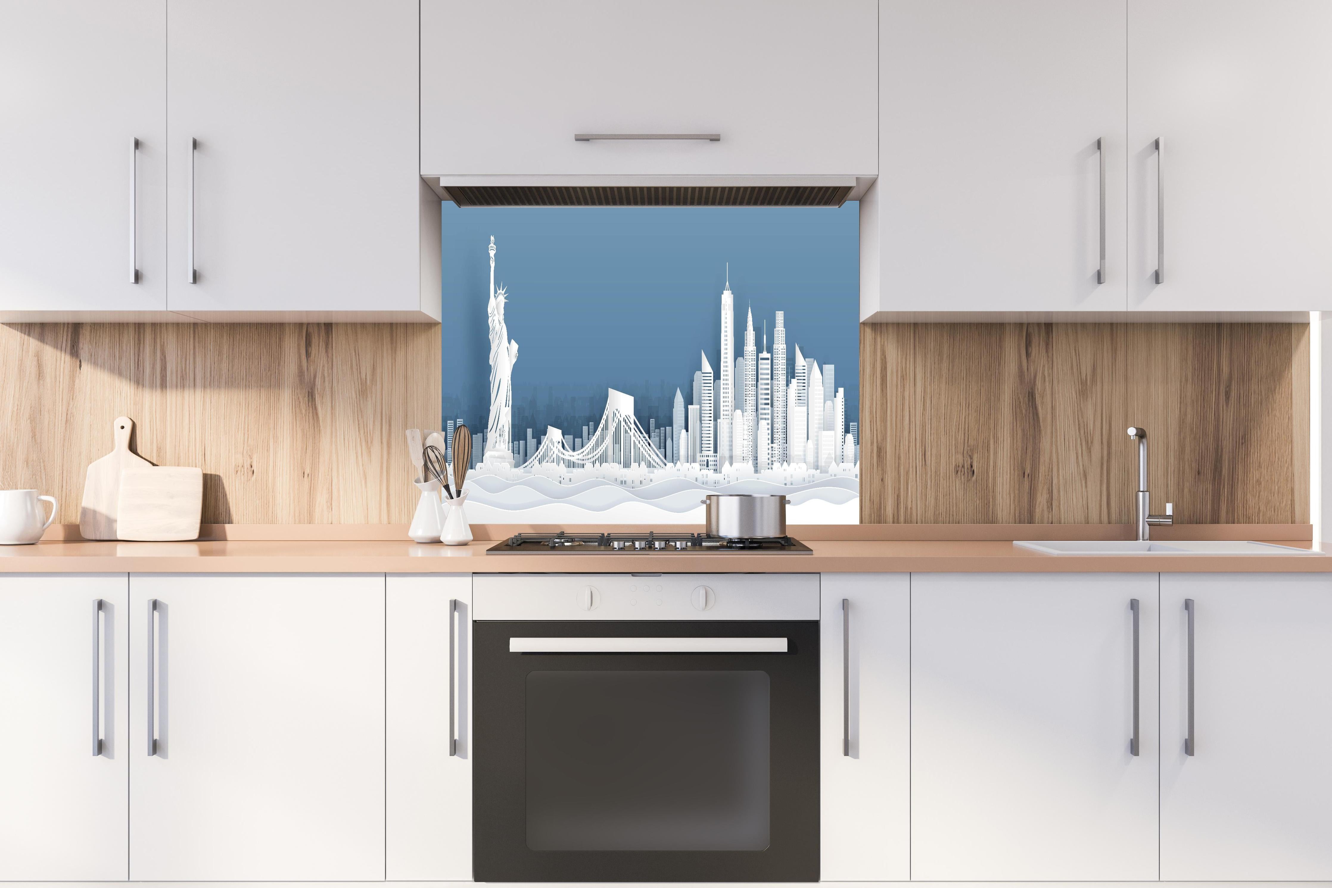 Spritzschutz - New York City Skyline Papercut Illustration hinter einem Cerankochfeld zwischen Holz-Kochutensilien
