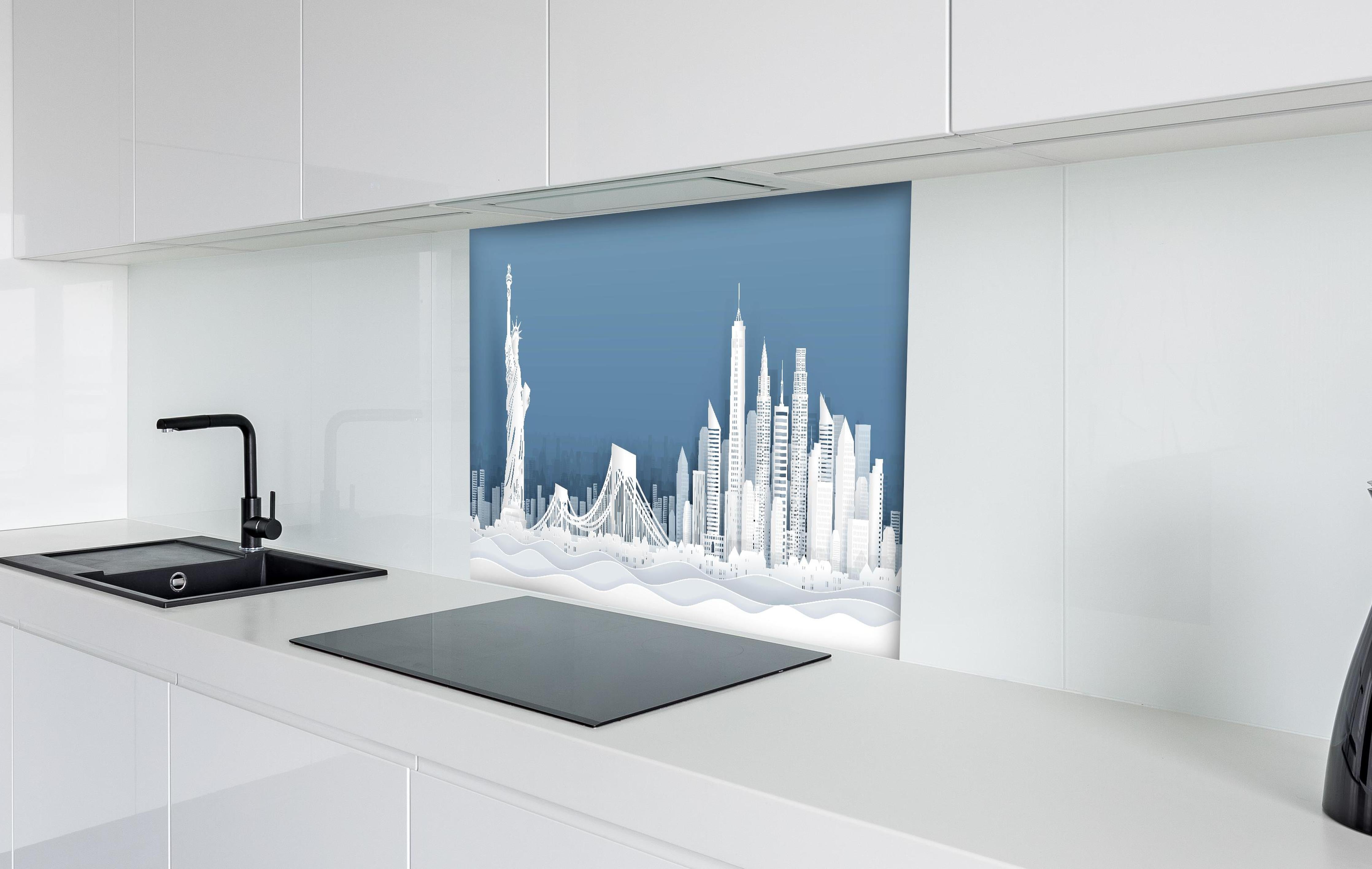 Spritzschutz - New York City Skyline Papercut Illustration hinter einem Cerankochfeld zwischen Holz-Kochutensilien

