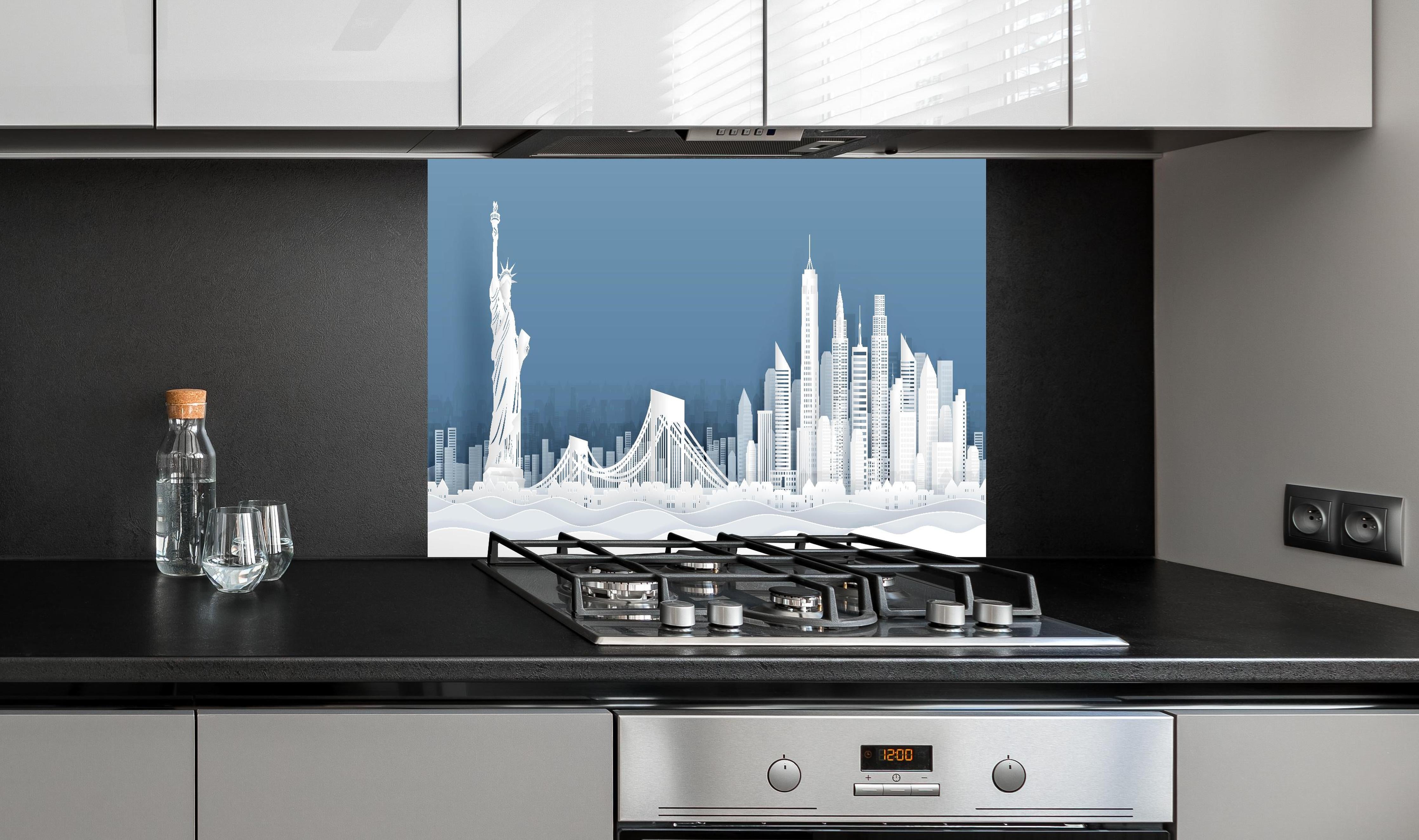 Spritzschutz - New York Skyline Papercut Stil Weiß-Grau hinter einem Cerankochfeld zwischen Holz-Kochutensilien
