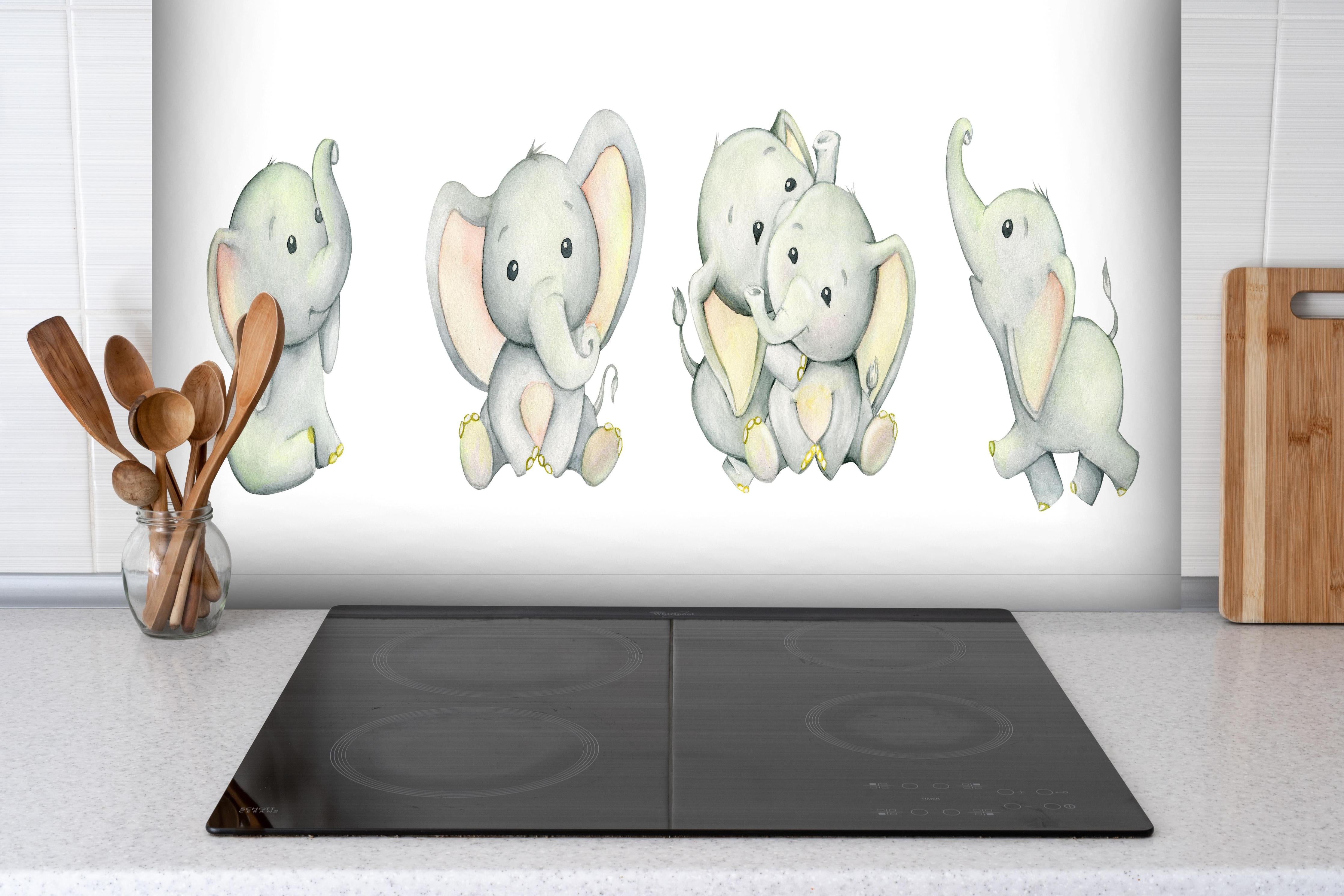 Spritzschutz - Niedliche Elefanten hinter einem Cerankochfeld zwischen Holz-Kochutensilien
