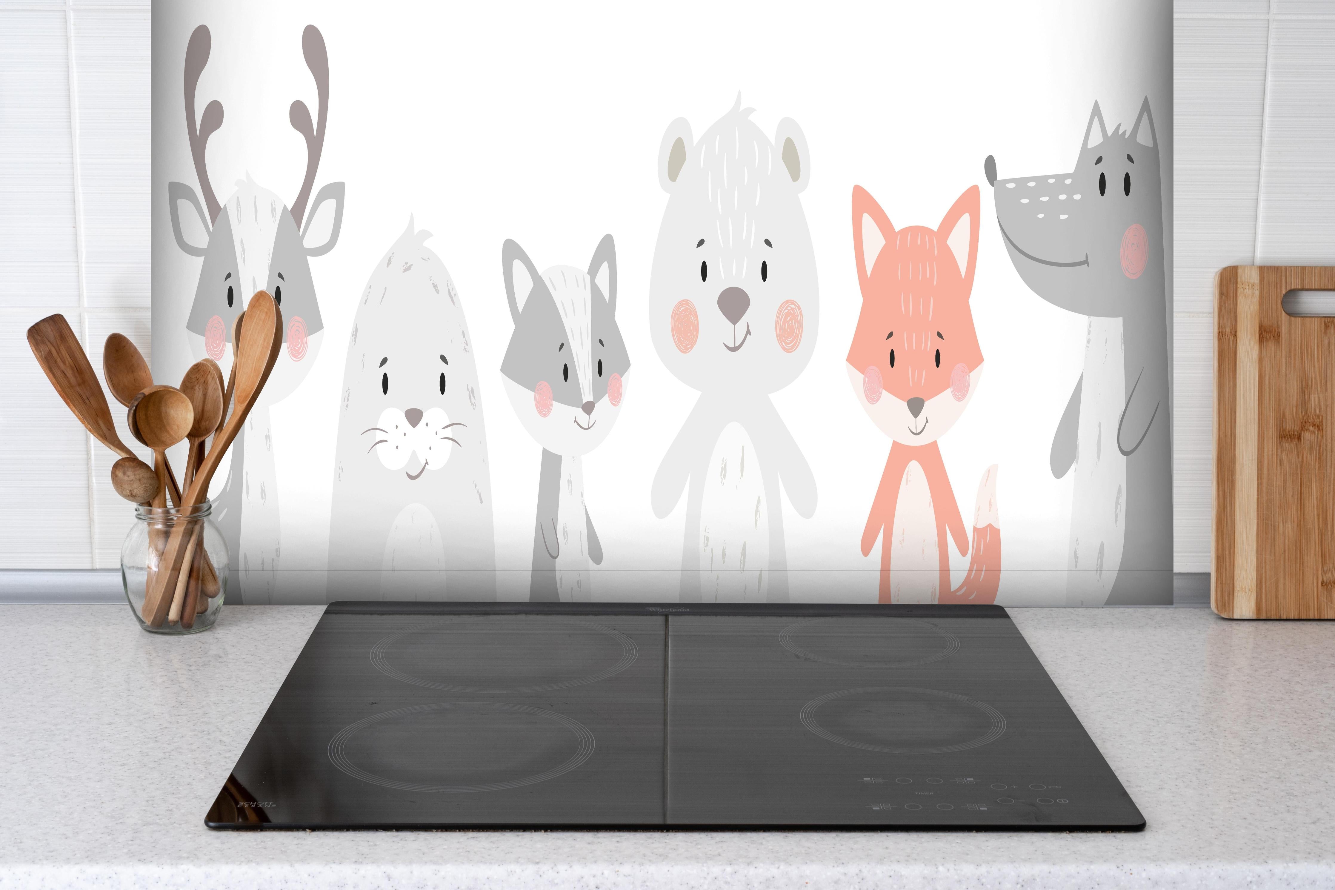 Spritzschutz - Niedliche Tierillustration in sanften Grautönen hinter einem Cerankochfeld zwischen Holz-Kochutensilien
