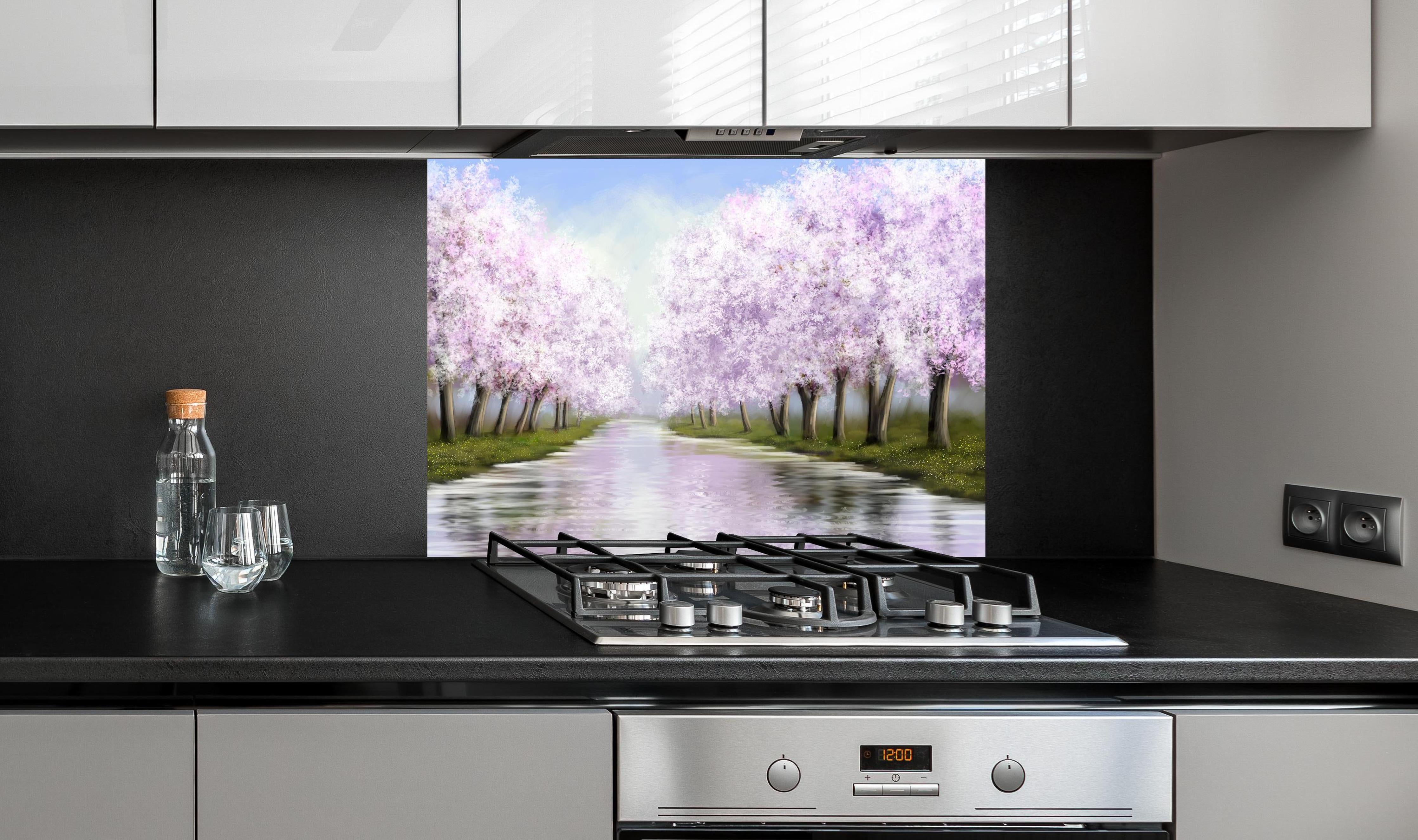 Spritzschutz - Ölgemälde einer wunderschönen Landschaft hinter einem Cerankochfeld zwischen Holz-Kochutensilien
