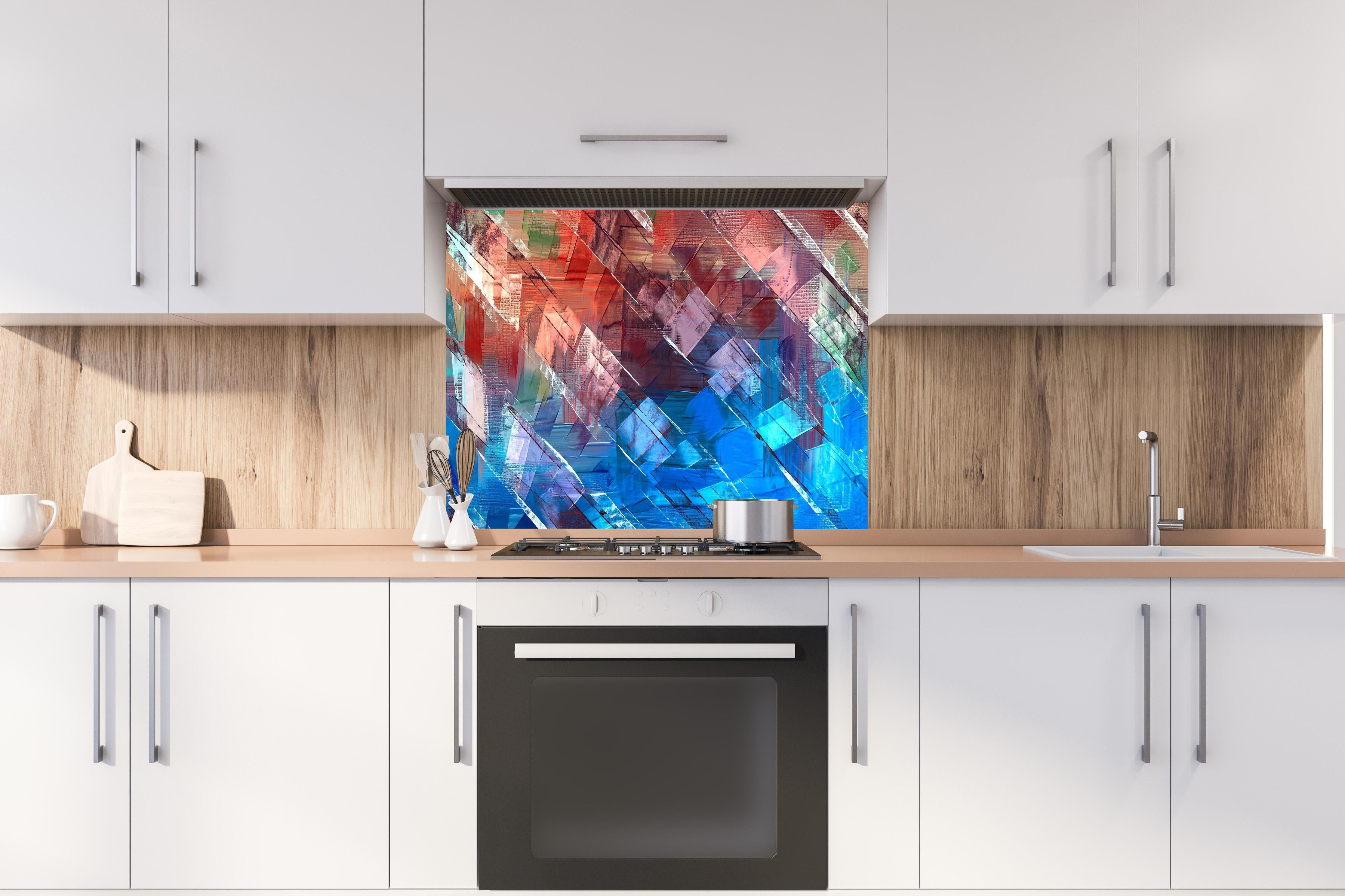 Spritzschutz - Ölmalerei Kunstwerk mit Textur in Burgunder Blau Braun hinter einem Cerankochfeld zwischen Holz-Kochutensilien
