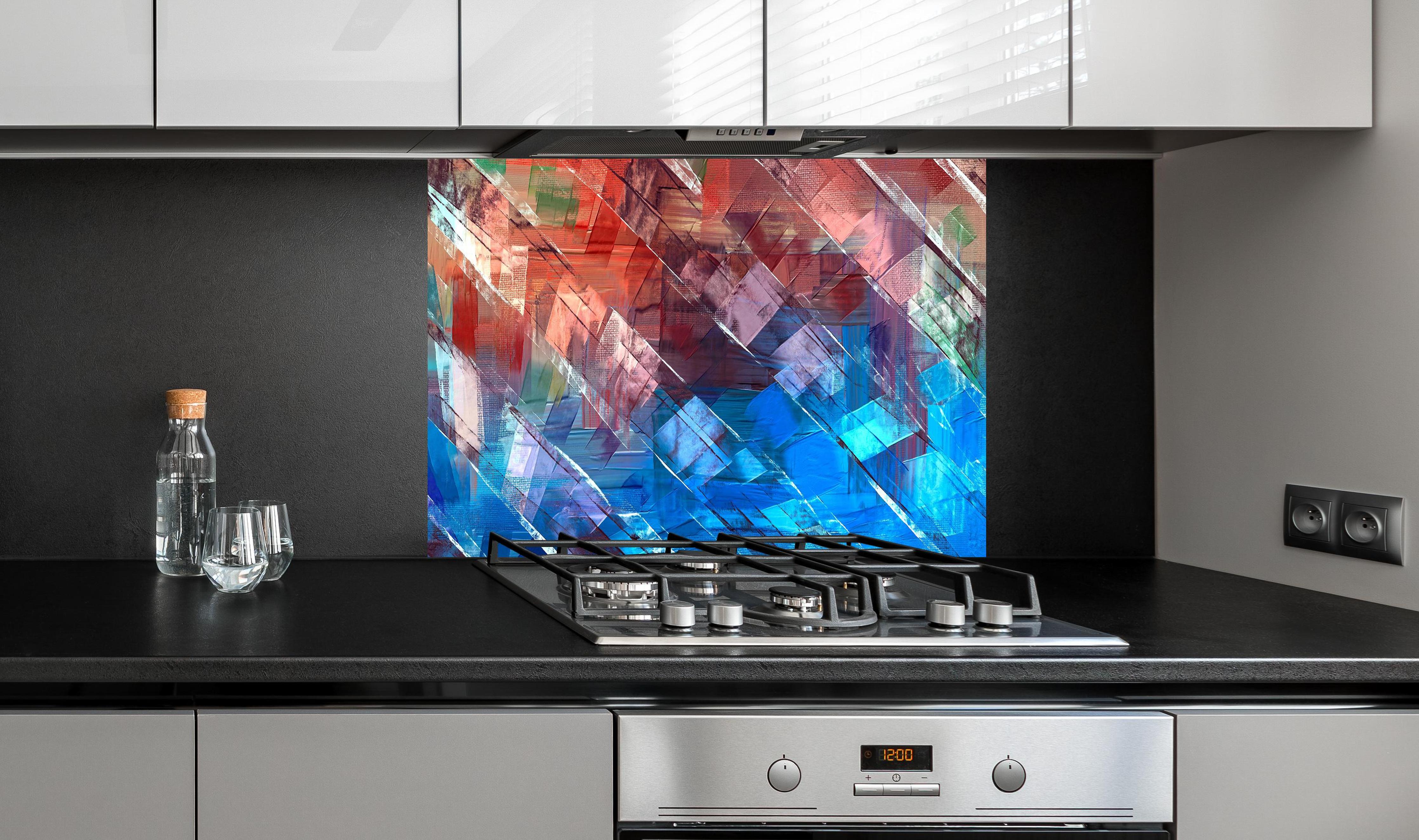 Spritzschutz - Ölmalerei Kunstwerk mit Textur in Burgunder Blau Braun hinter einem Cerankochfeld zwischen Holz-Kochutensilien
