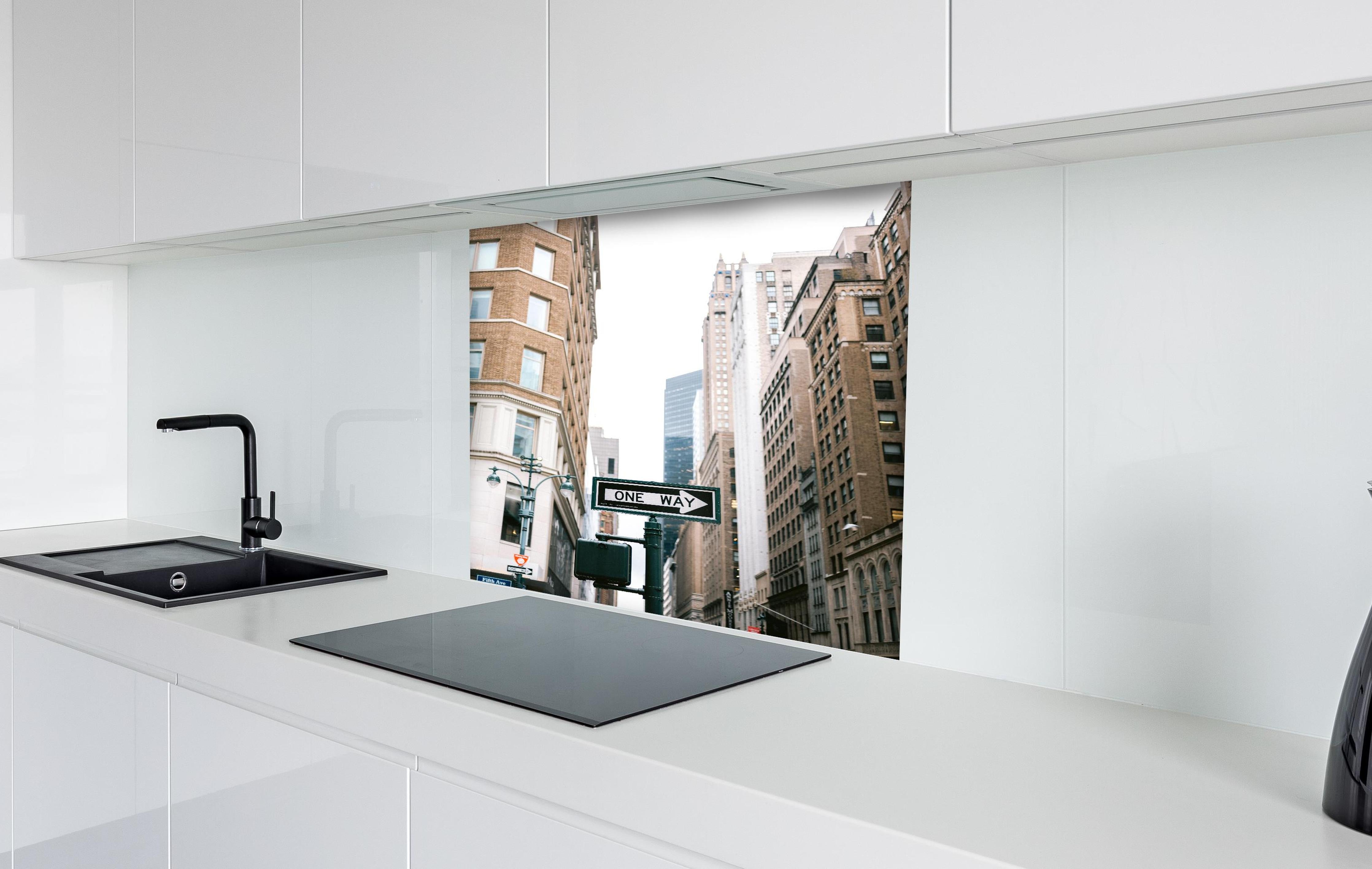 Spritzschutz - One Way Schild Fifth Avenue NYC hinter einem Cerankochfeld zwischen Holz-Kochutensilien
