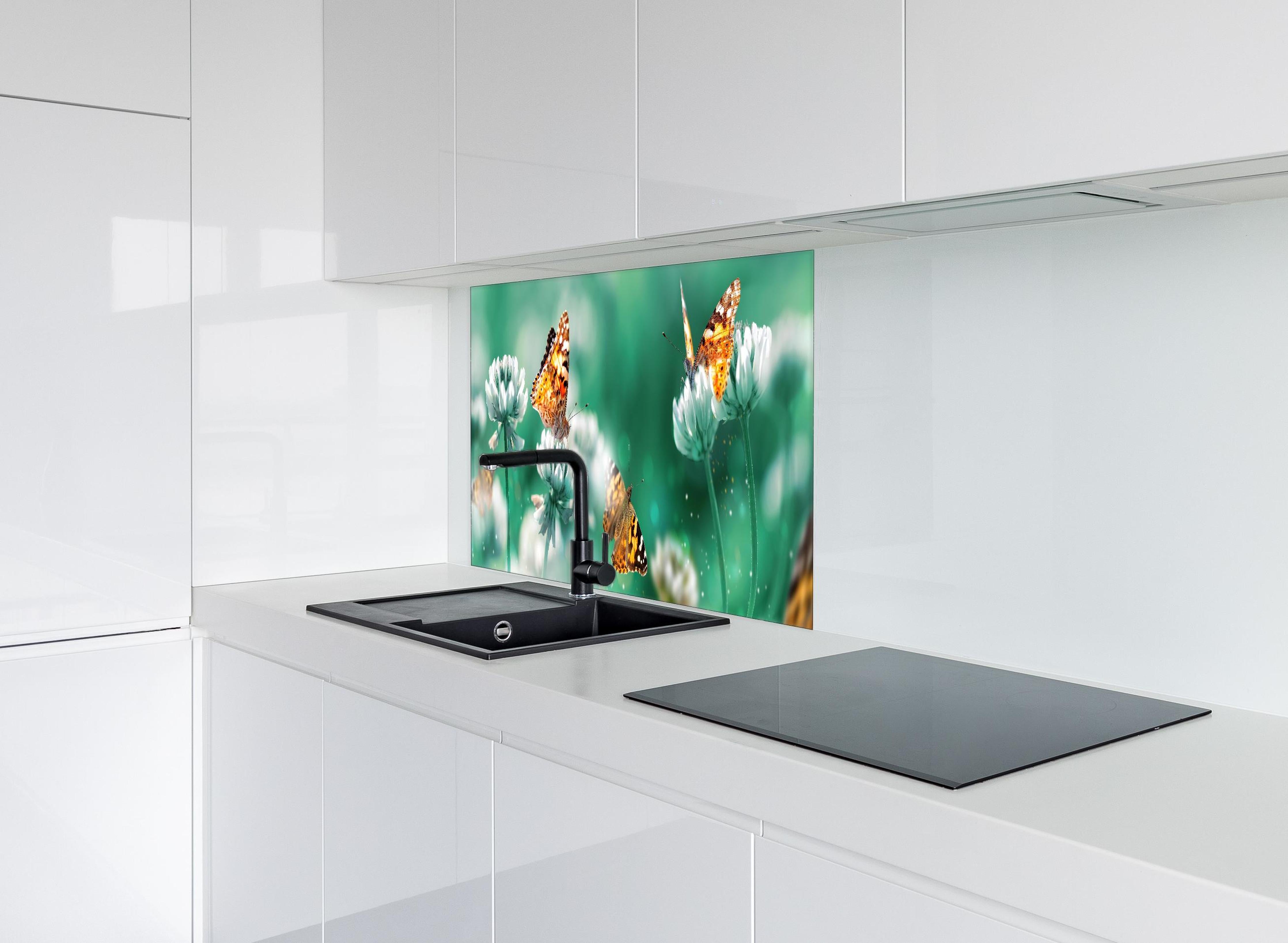 Spritzschutz - Orange Schmetterlinge Sommergarten hinter einem Cerankochfeld zwischen Holz-Kochutensilien
