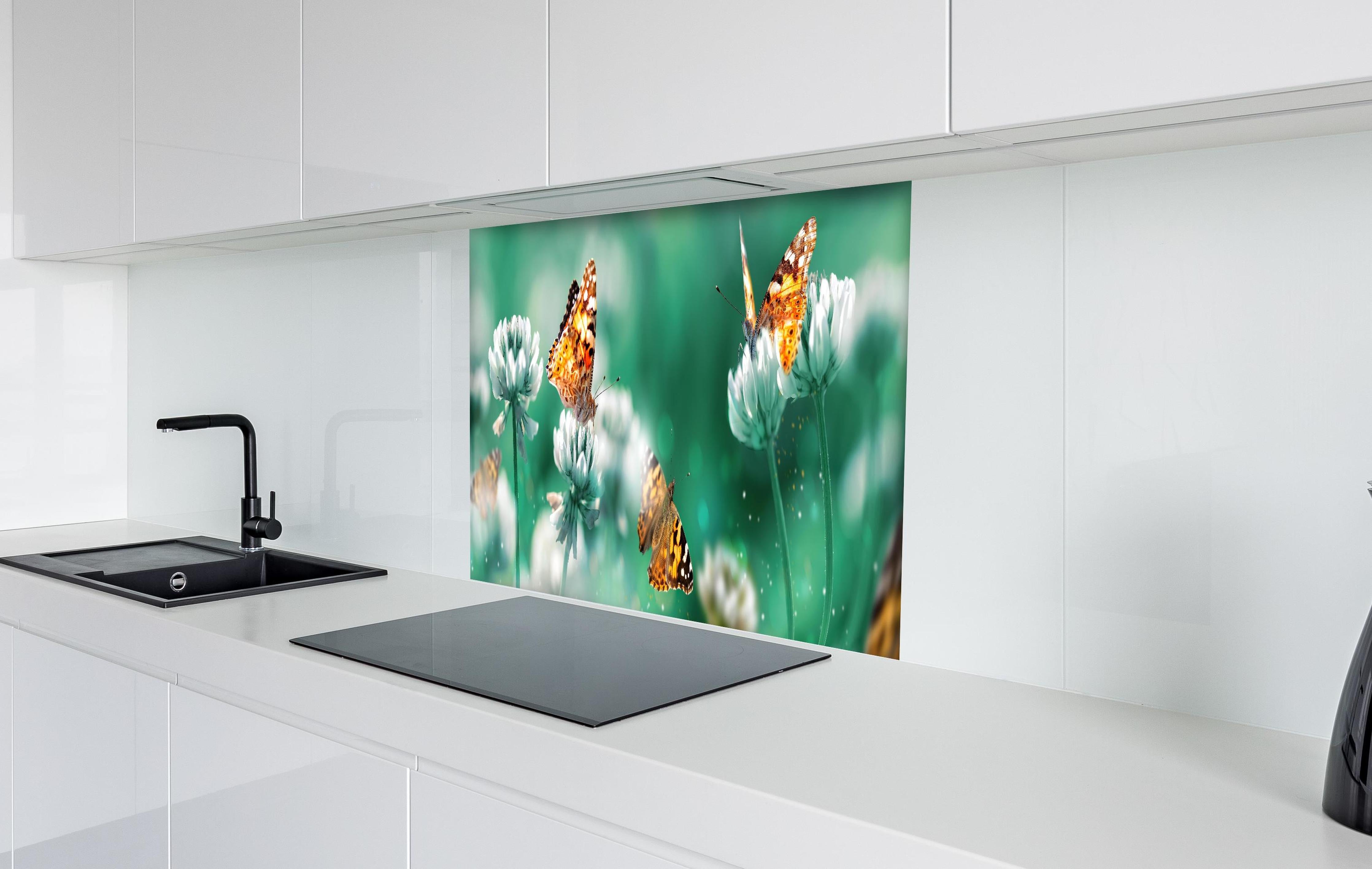 Spritzschutz - Orange Schmetterlinge Sommergarten hinter einem Cerankochfeld zwischen Holz-Kochutensilien
