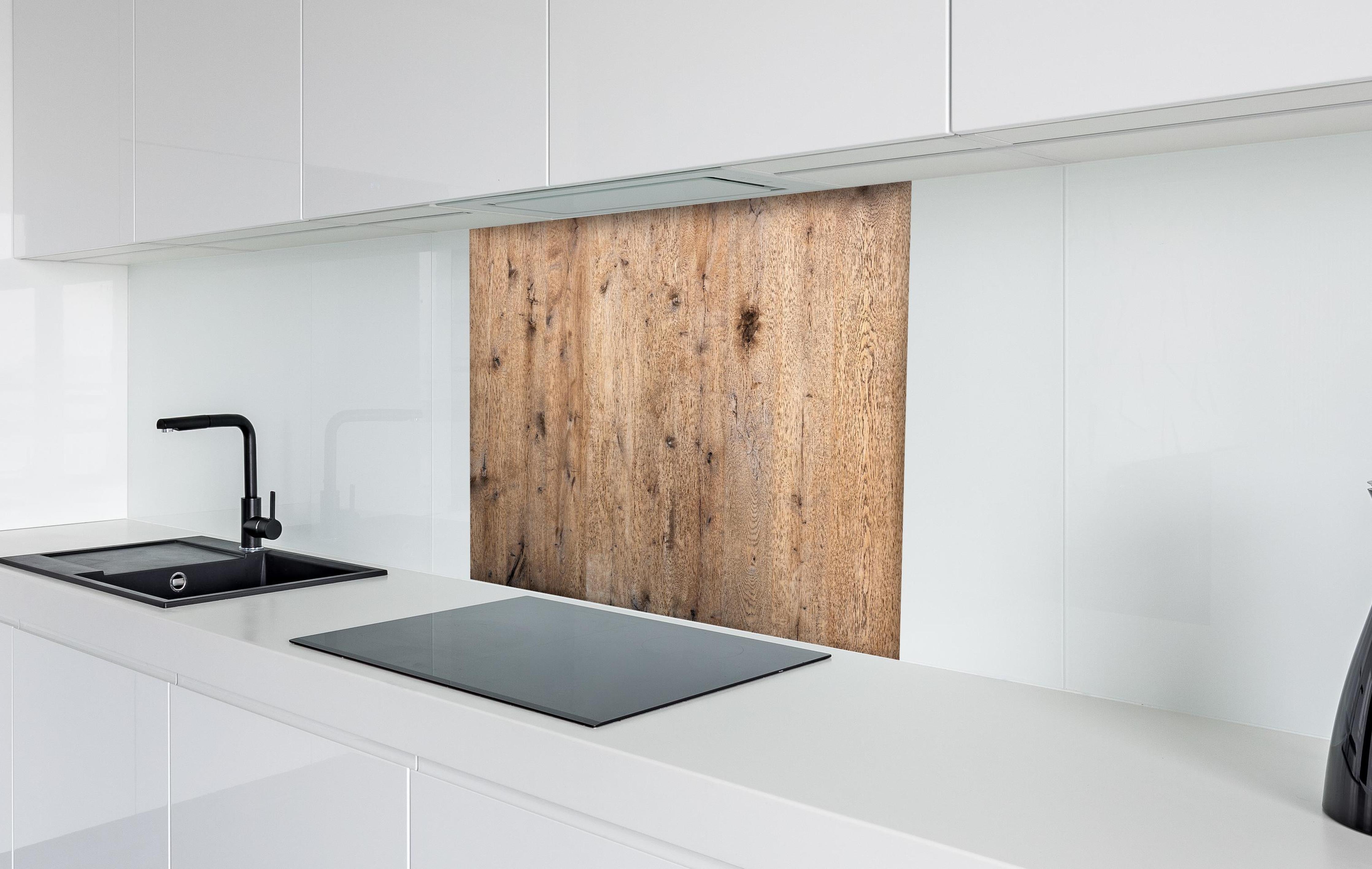 Spritzschutz - Organische Eichenholz-Struktur hinter einem Cerankochfeld zwischen Holz-Kochutensilien
