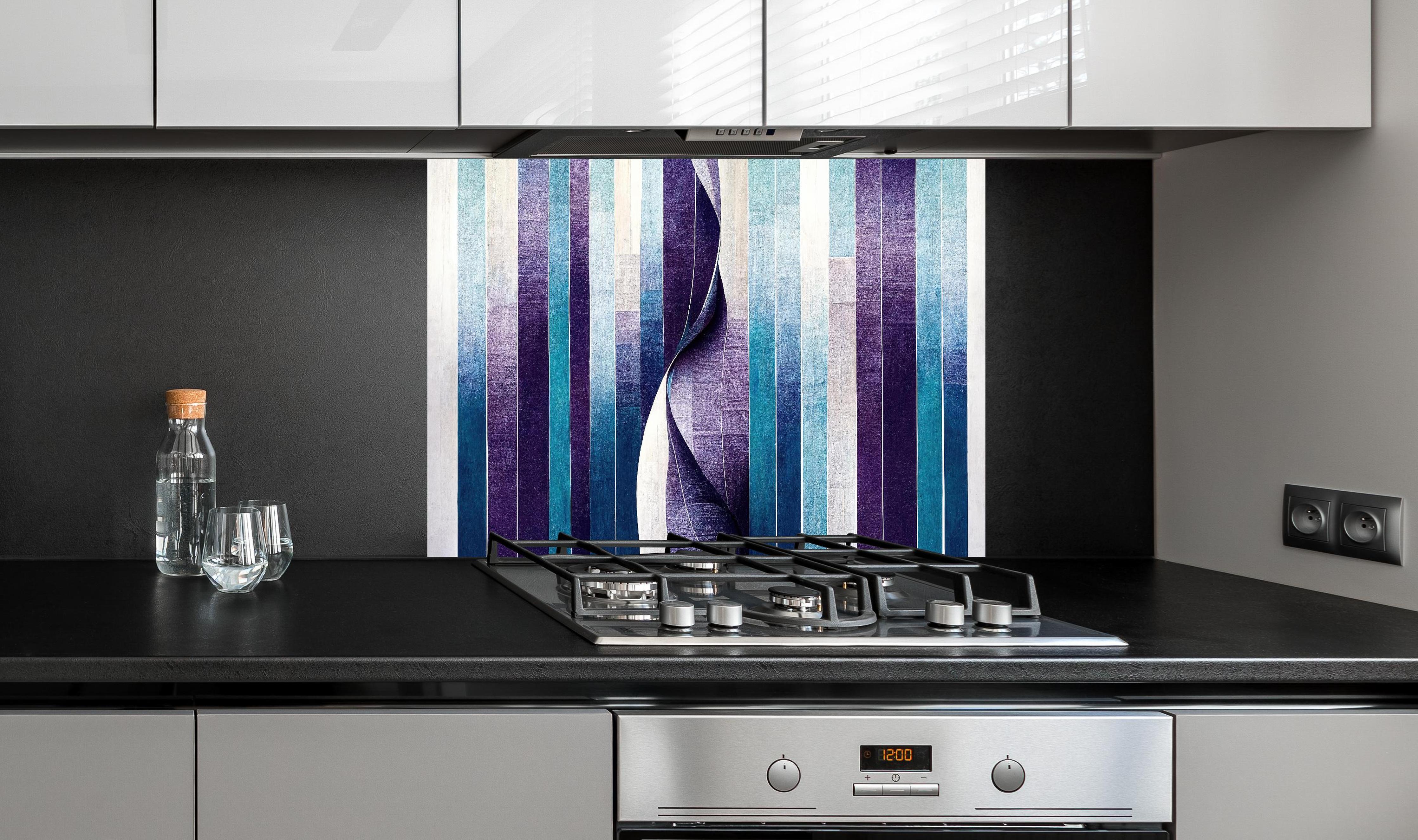 Spritzschutz - Organische Linien Struktur Tapetenmotiv hinter einem Cerankochfeld zwischen Holz-Kochutensilien
