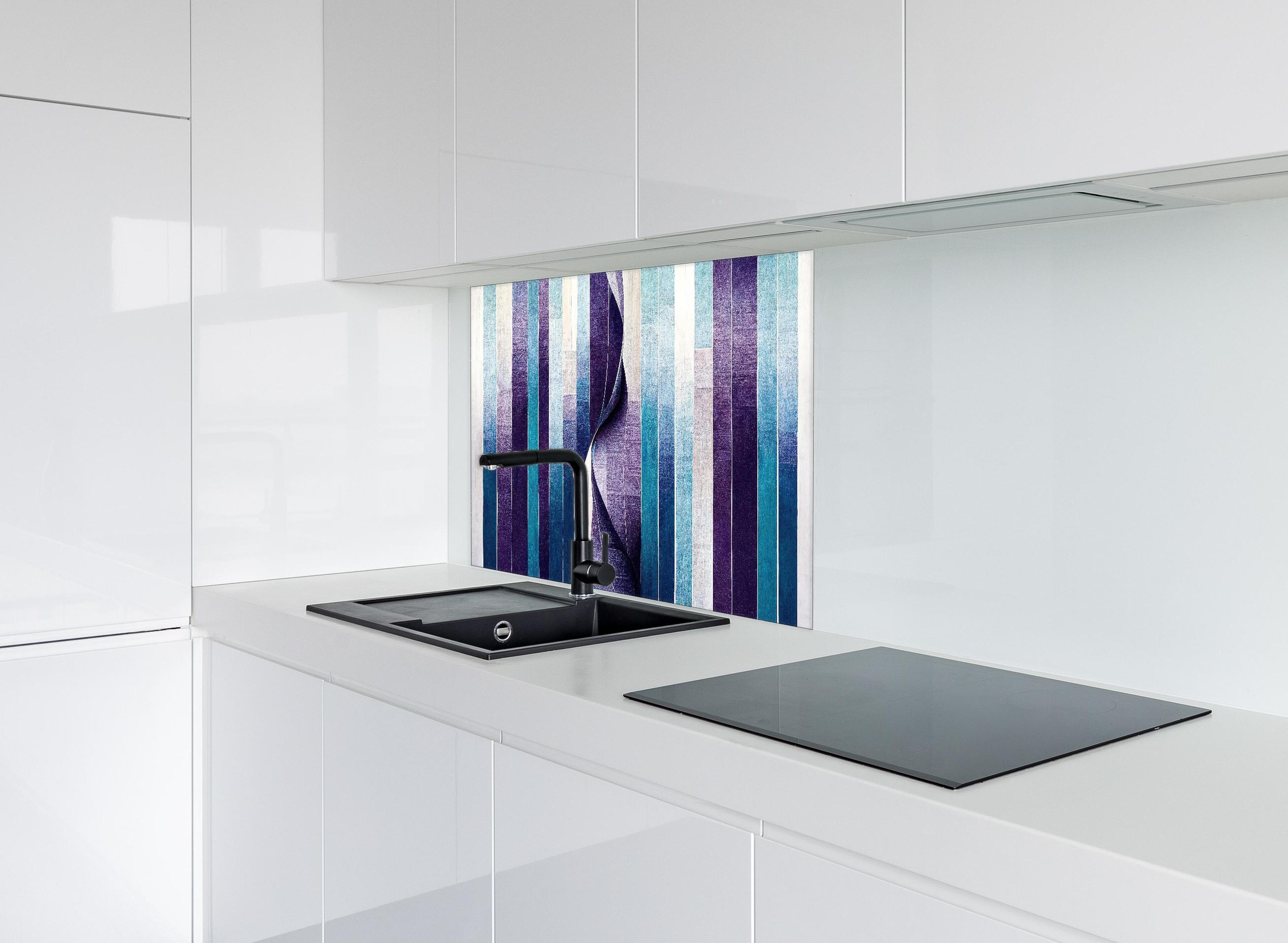 Spritzschutz - Organische Linien Struktur Tapetenmotiv hinter einem Cerankochfeld zwischen Holz-Kochutensilien
