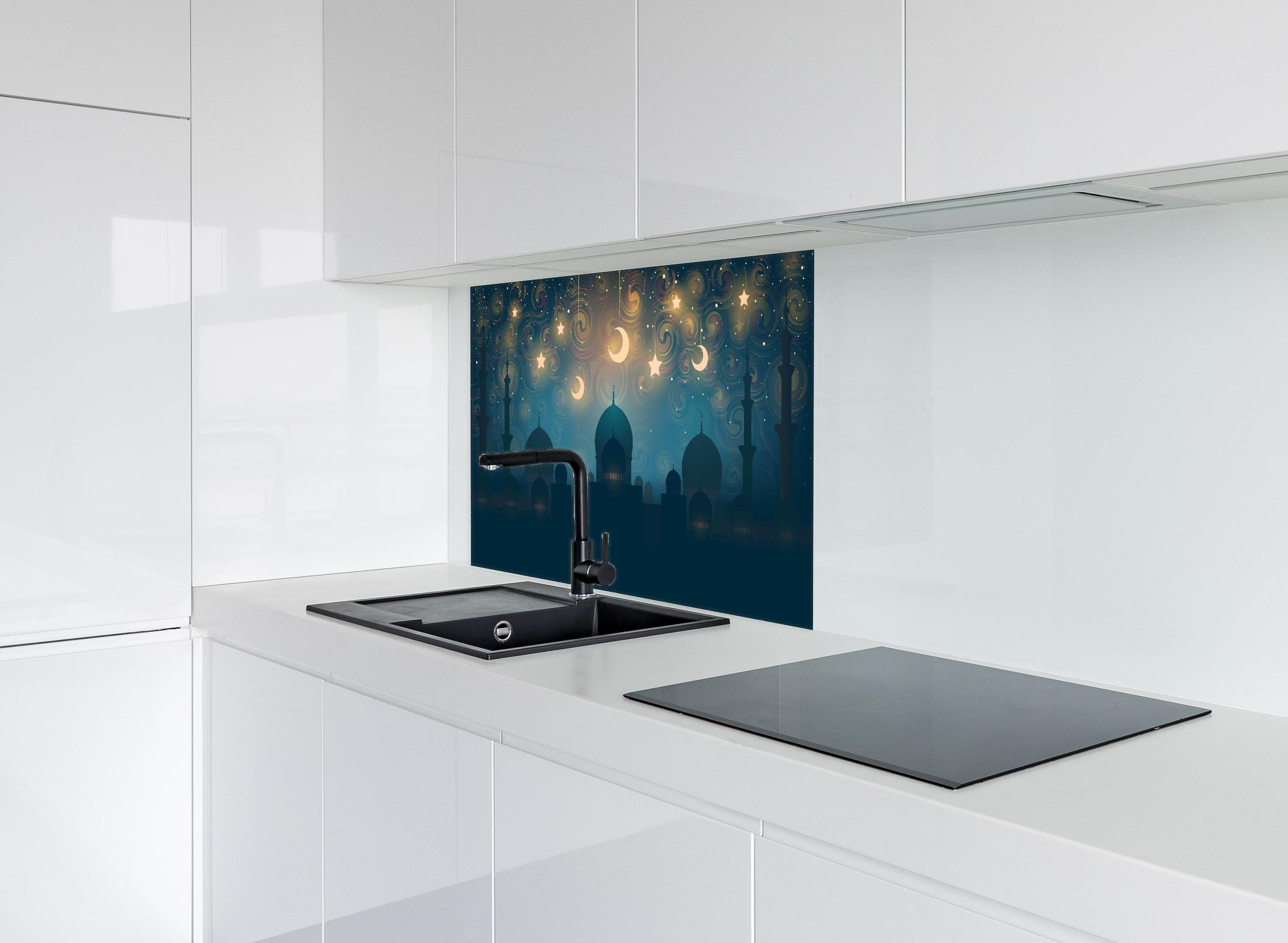 Spritzschutz - Orientalische Moschee Nacht Silhouette hinter einem Cerankochfeld zwischen Holz-Kochutensilien
